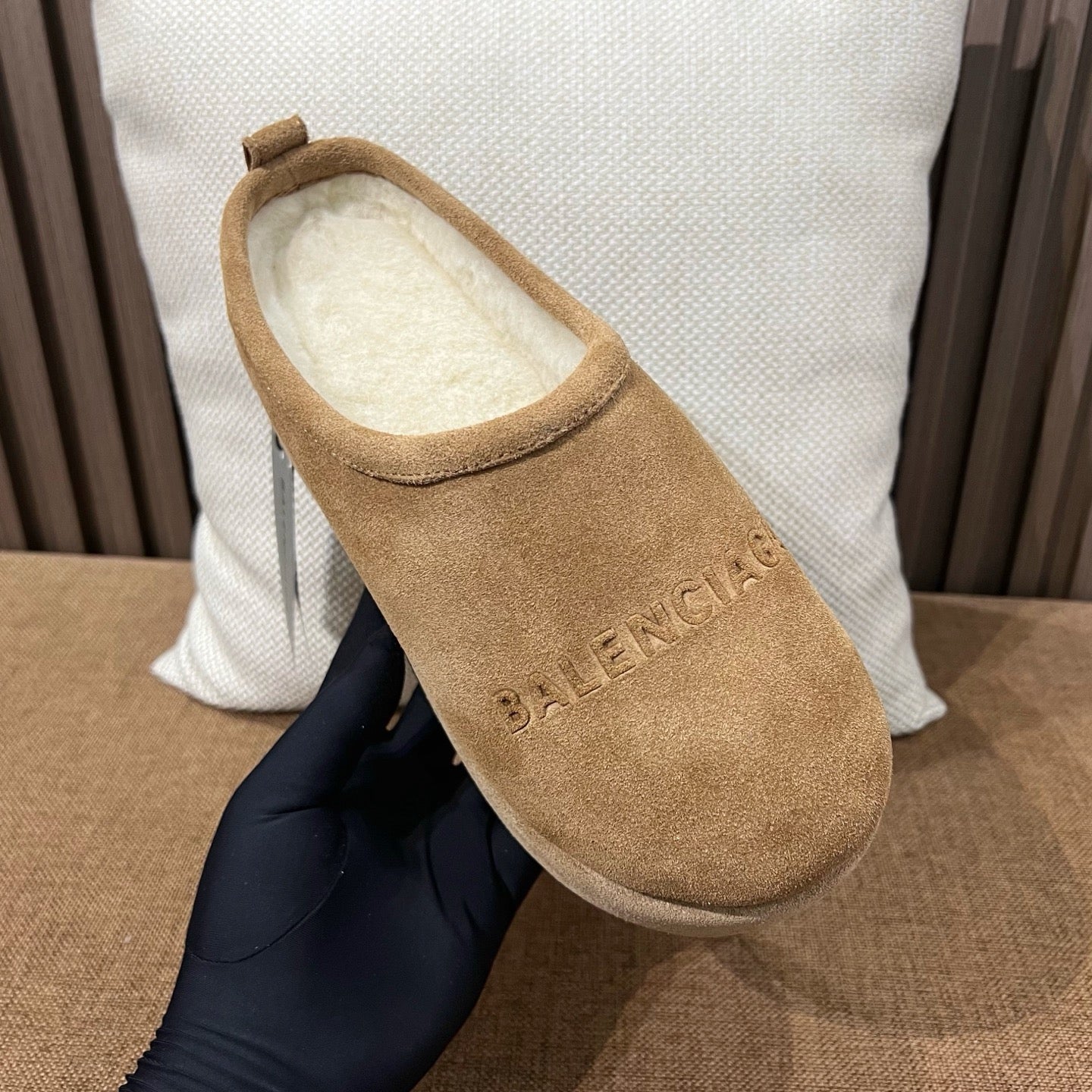 발렌시아가 뮬 슬리퍼