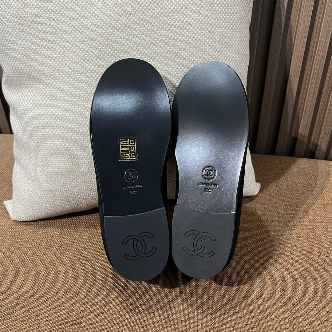C 스웨이드 CC 로고 로퍼