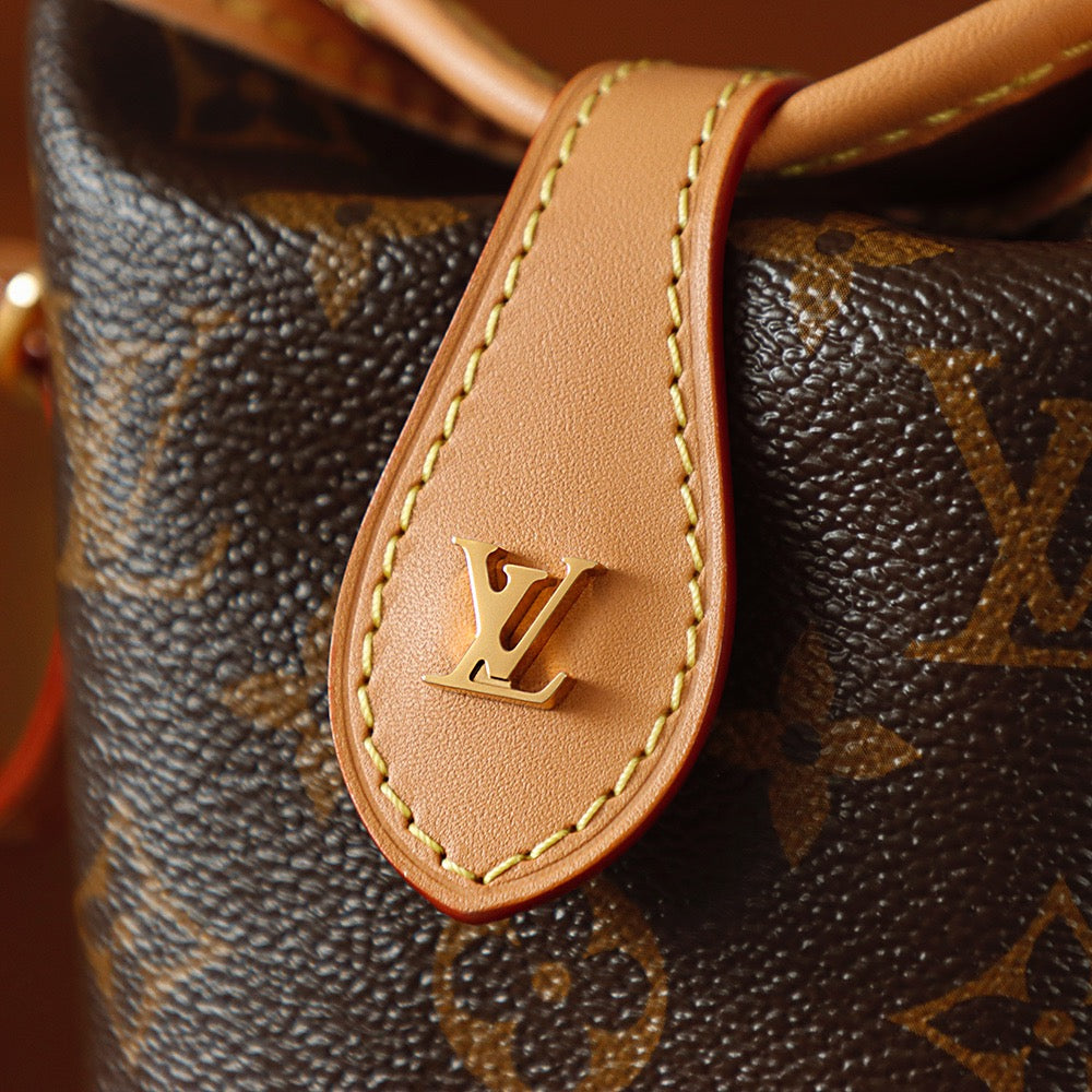 루이비통 폴드미 폰홀더 파우치