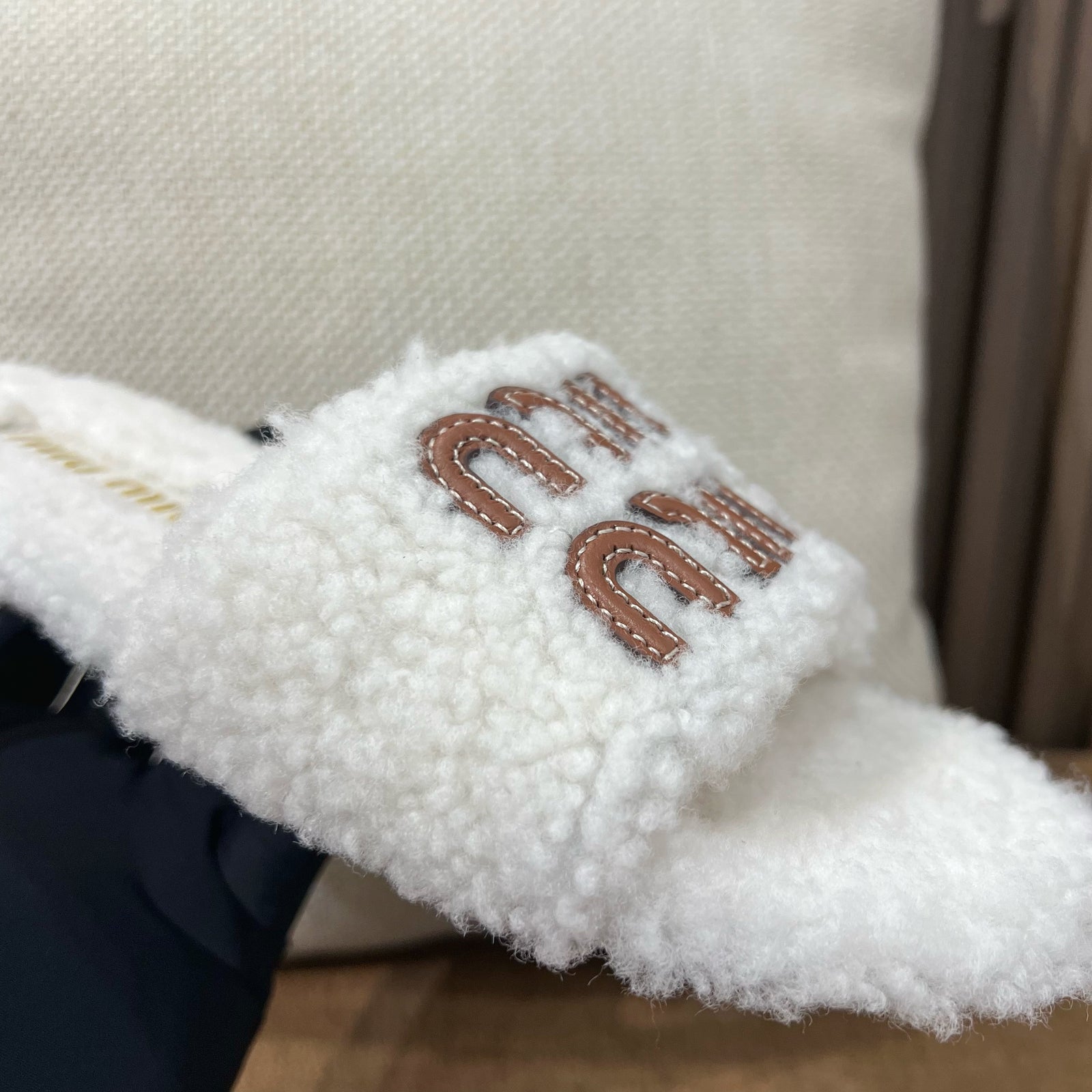미우미우 시어링 슬라이드
