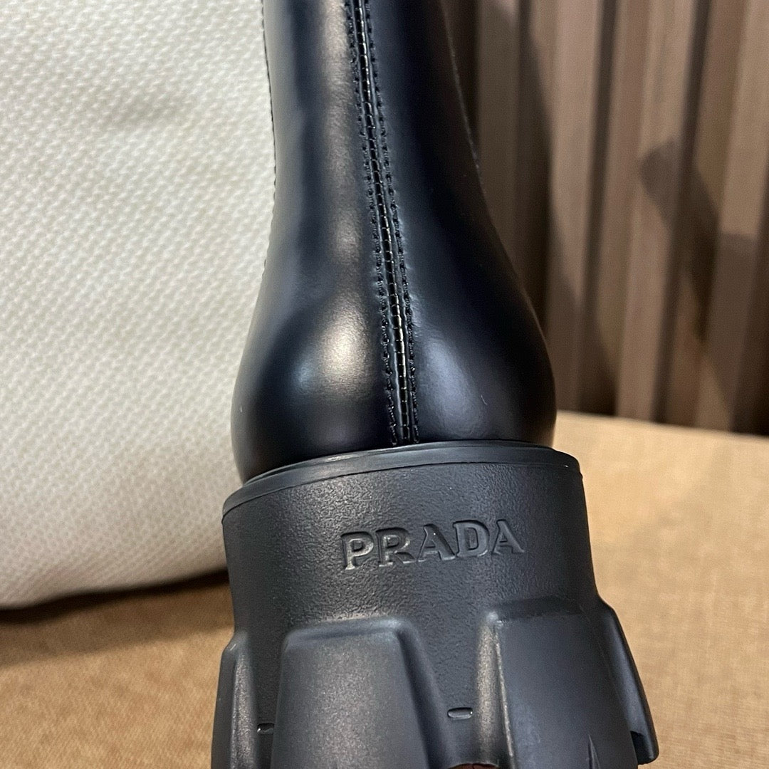 프라다 삼각 로고 앵클 부츠