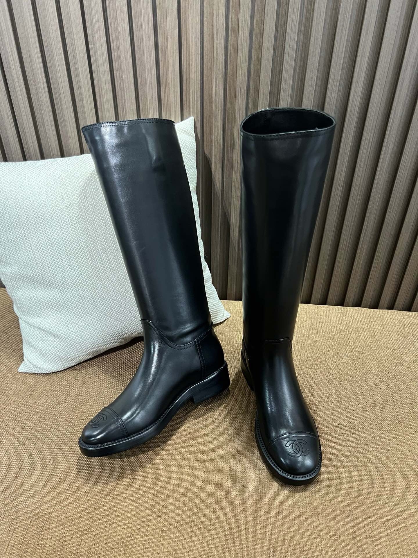 C 하이 부츠 카프스킨 블랙