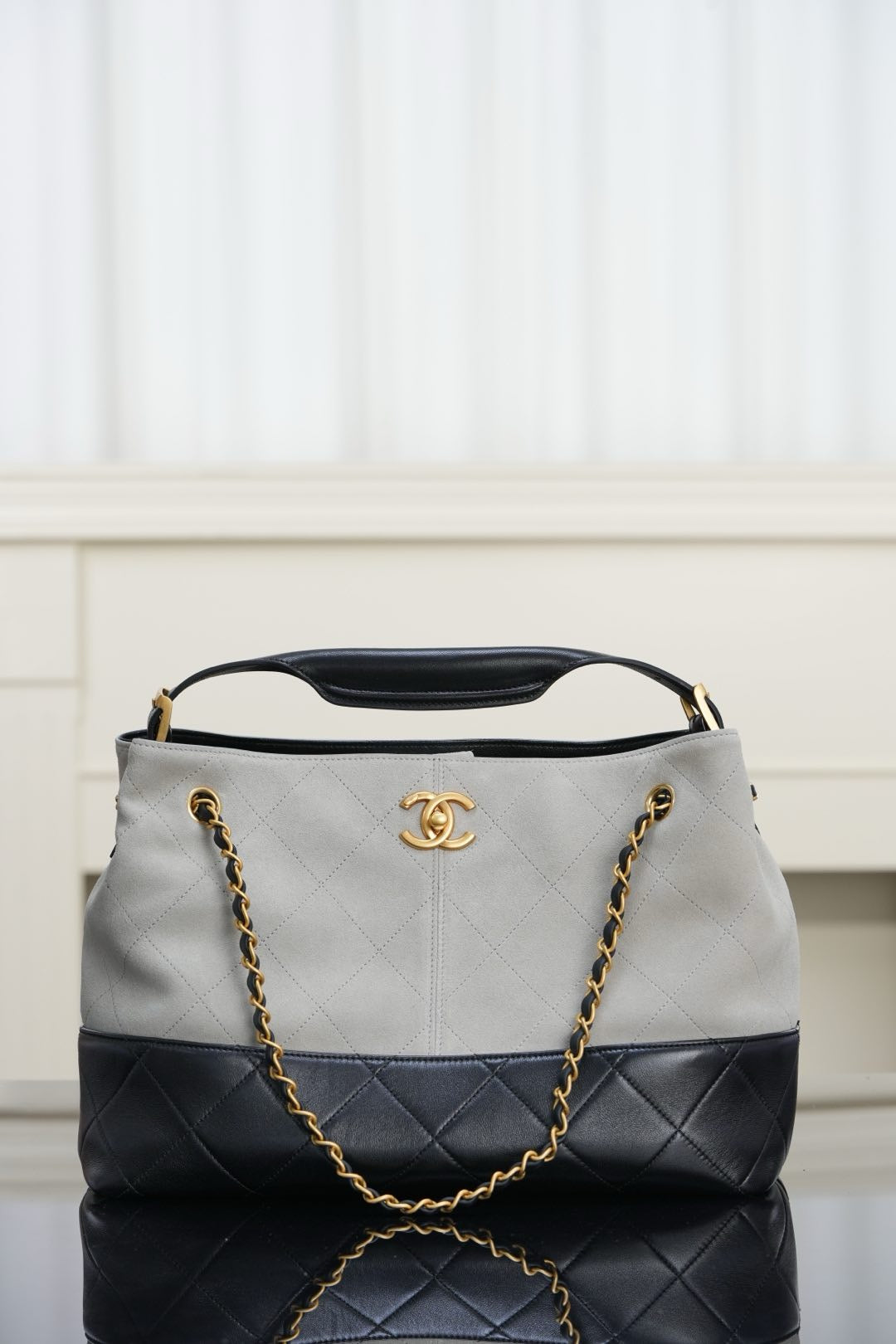 C 쇼핑백 카프스킨 & 골드 메탈 블랙