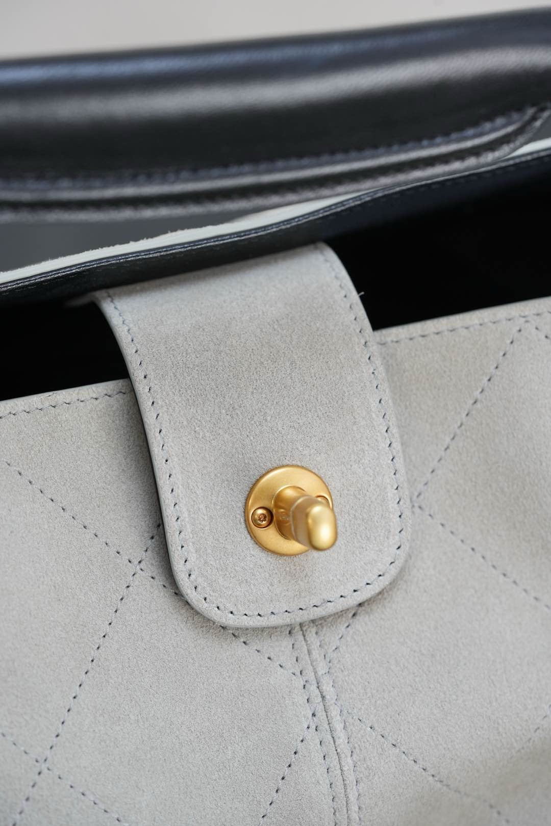 C 쇼핑백 카프스킨 & 골드 메탈 블랙