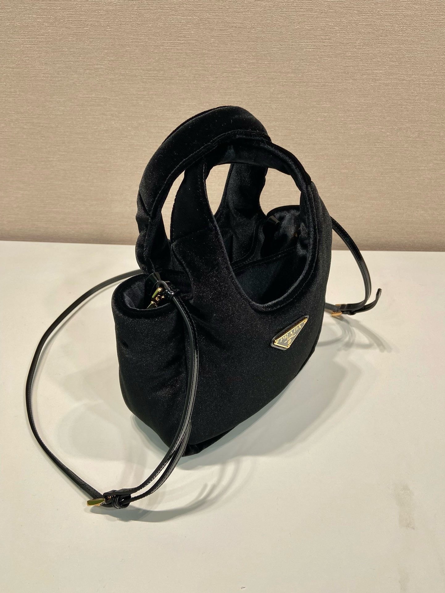 프라다 패딩 벨벳 미니 핸드백
