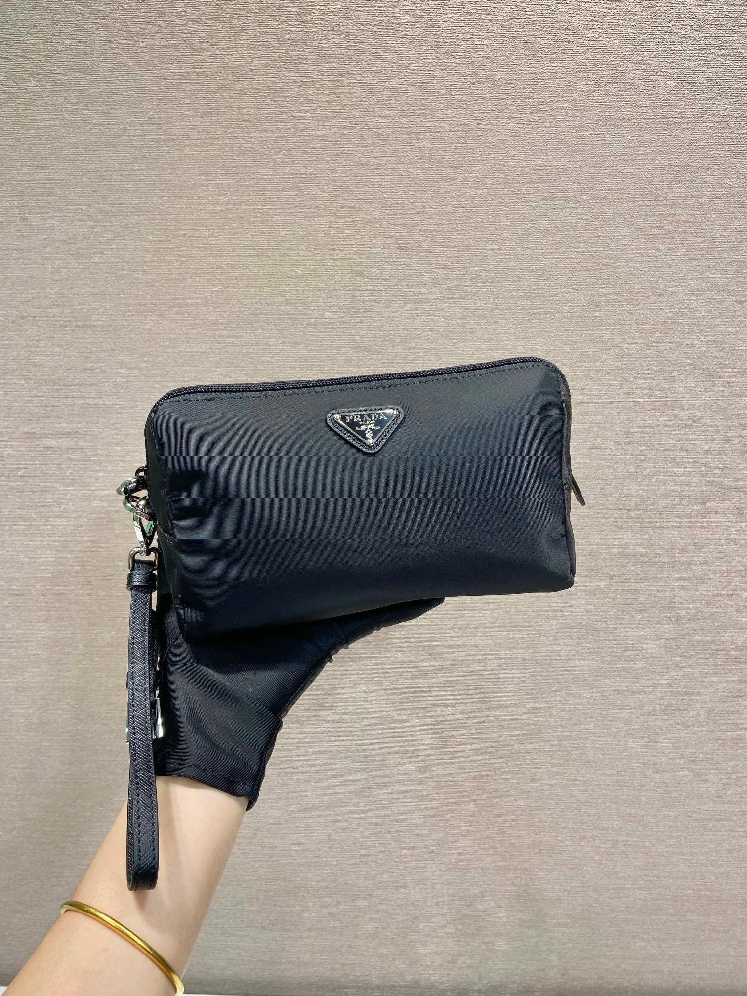 프라다 미디엄 리나일론 파우치