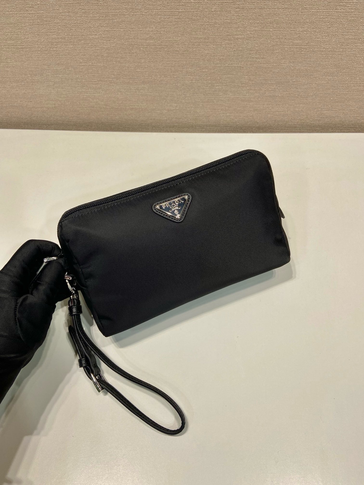 프라다 미디엄 리나일론 파우치