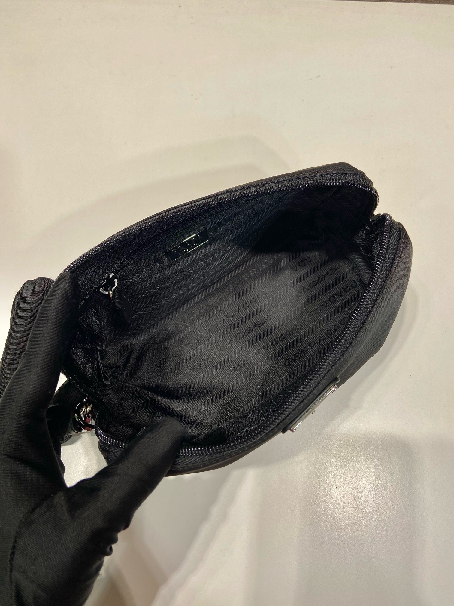 프라다 미디엄 리나일론 파우치