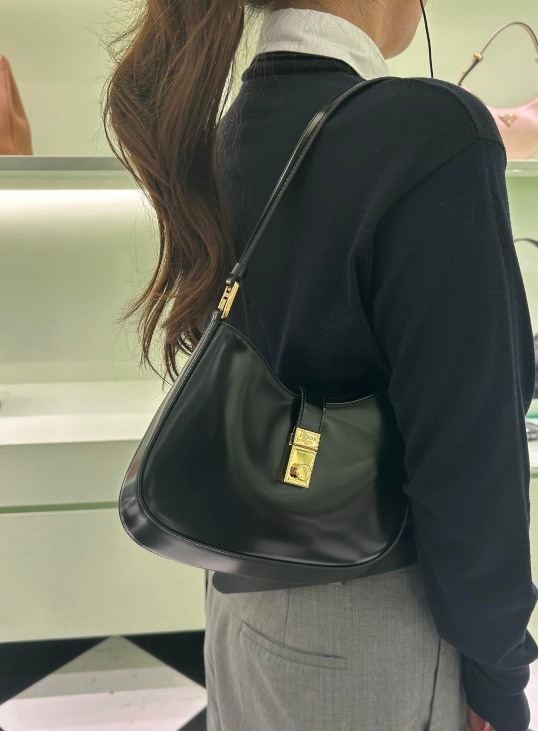 프라다 클레오 브러쉬드 레더 숄더백 클래스프 클로저