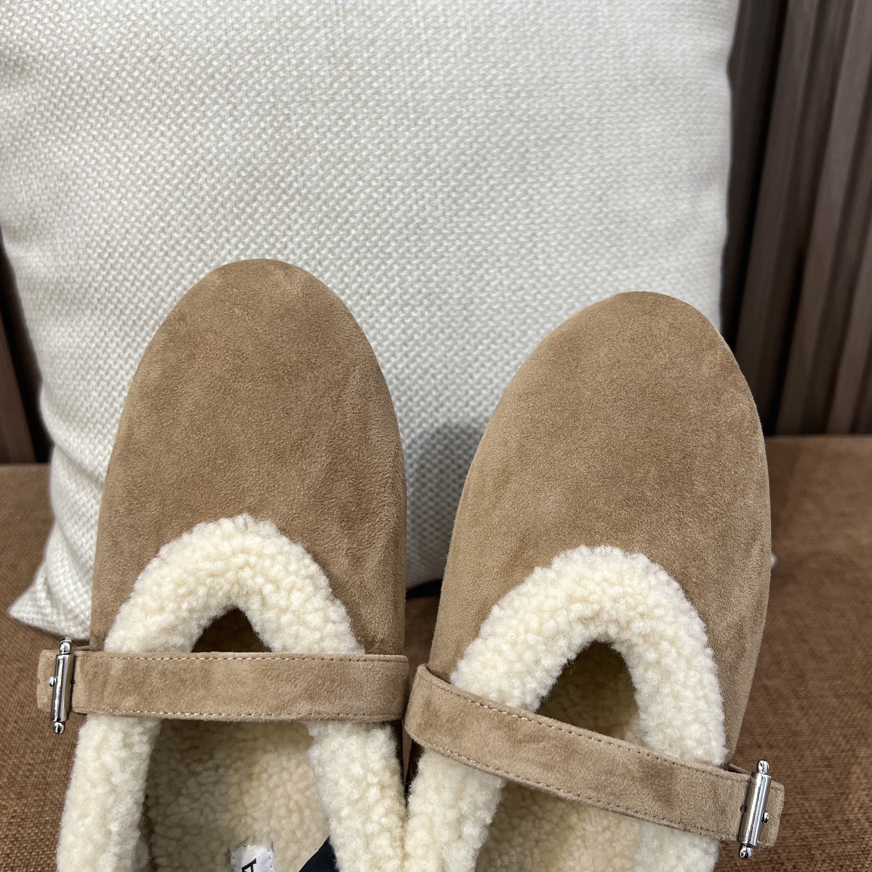 알라이아 시어링 스웨이드 발레리나 플랫