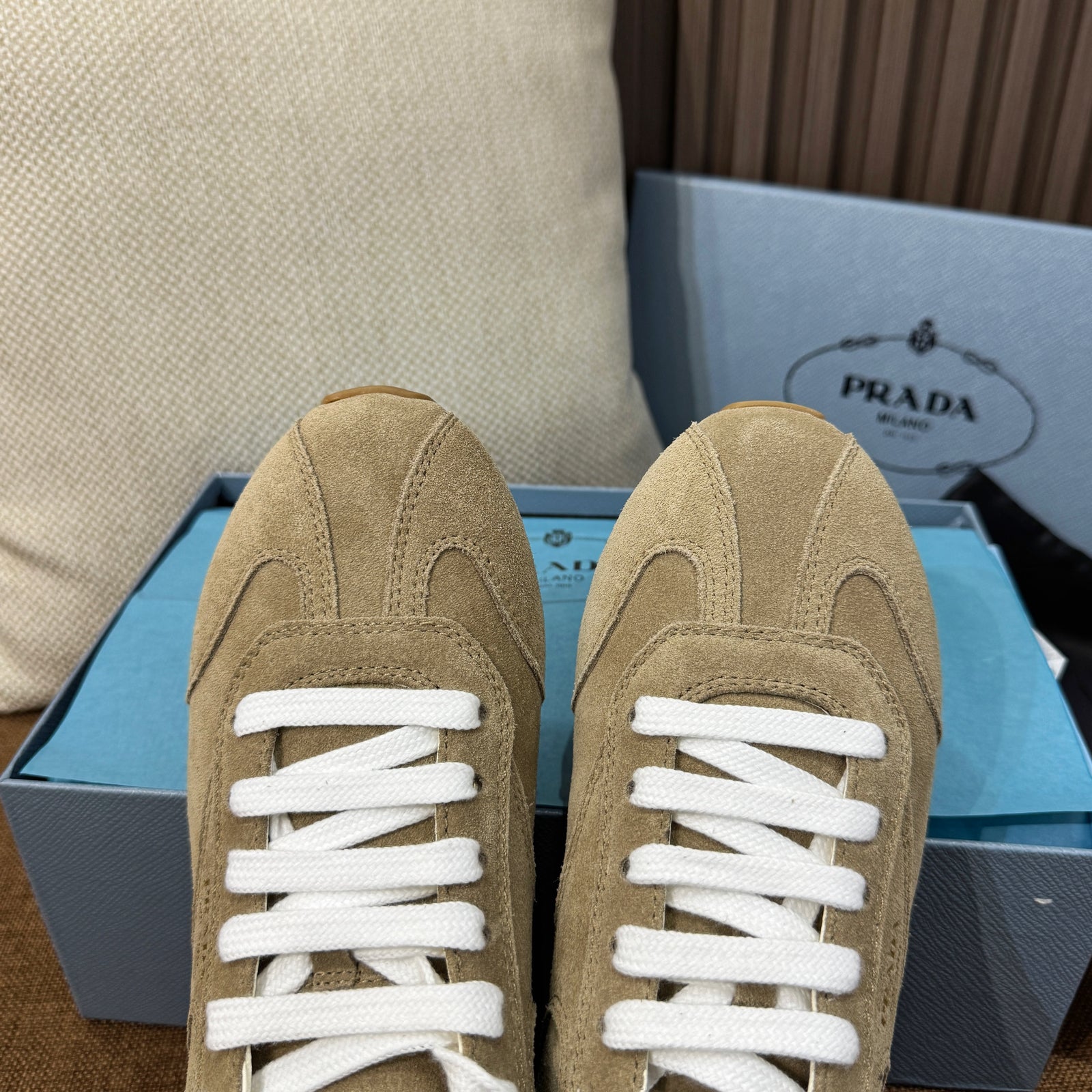 프라다 스웨이드 스니커즈
