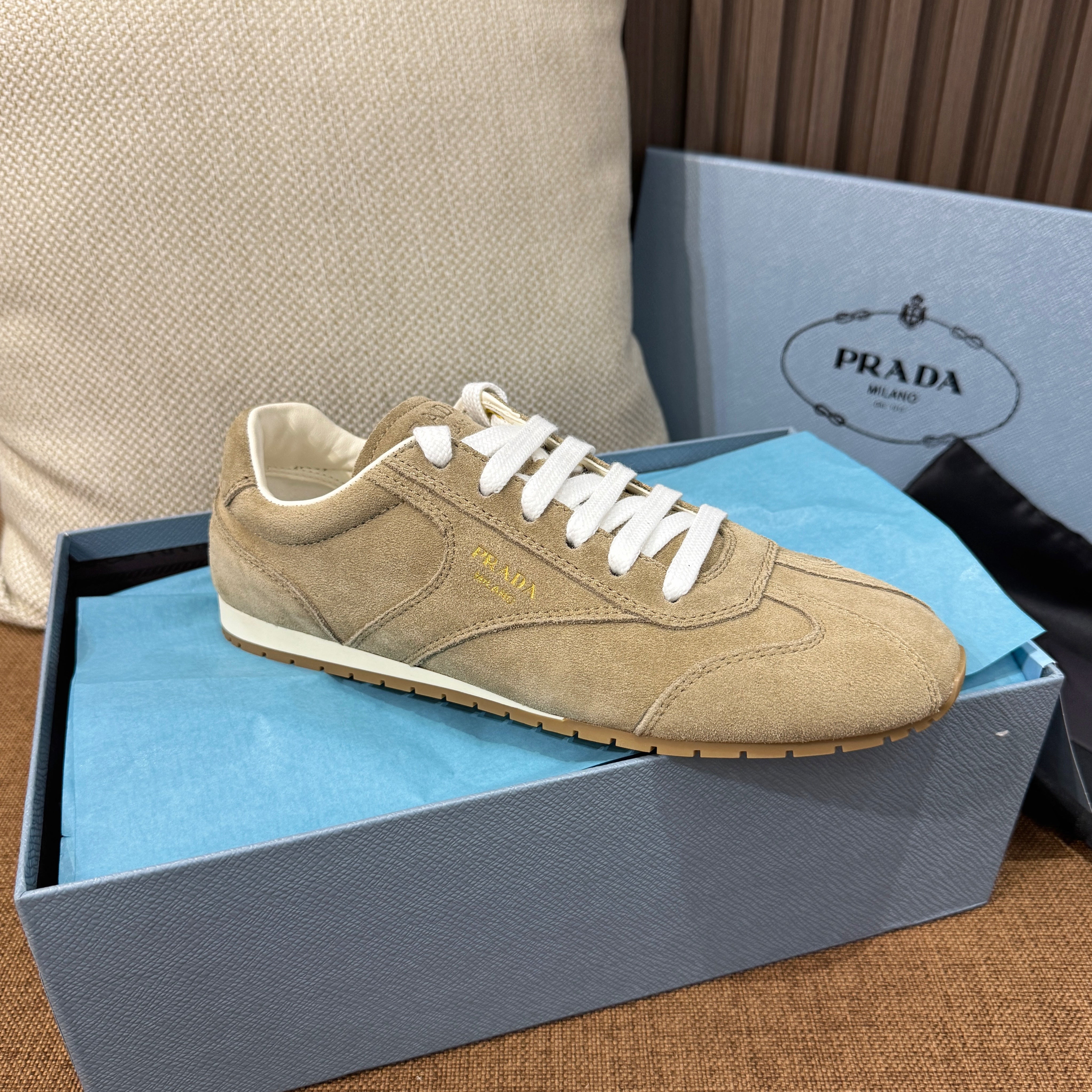 프라다 스웨이드 스니커즈