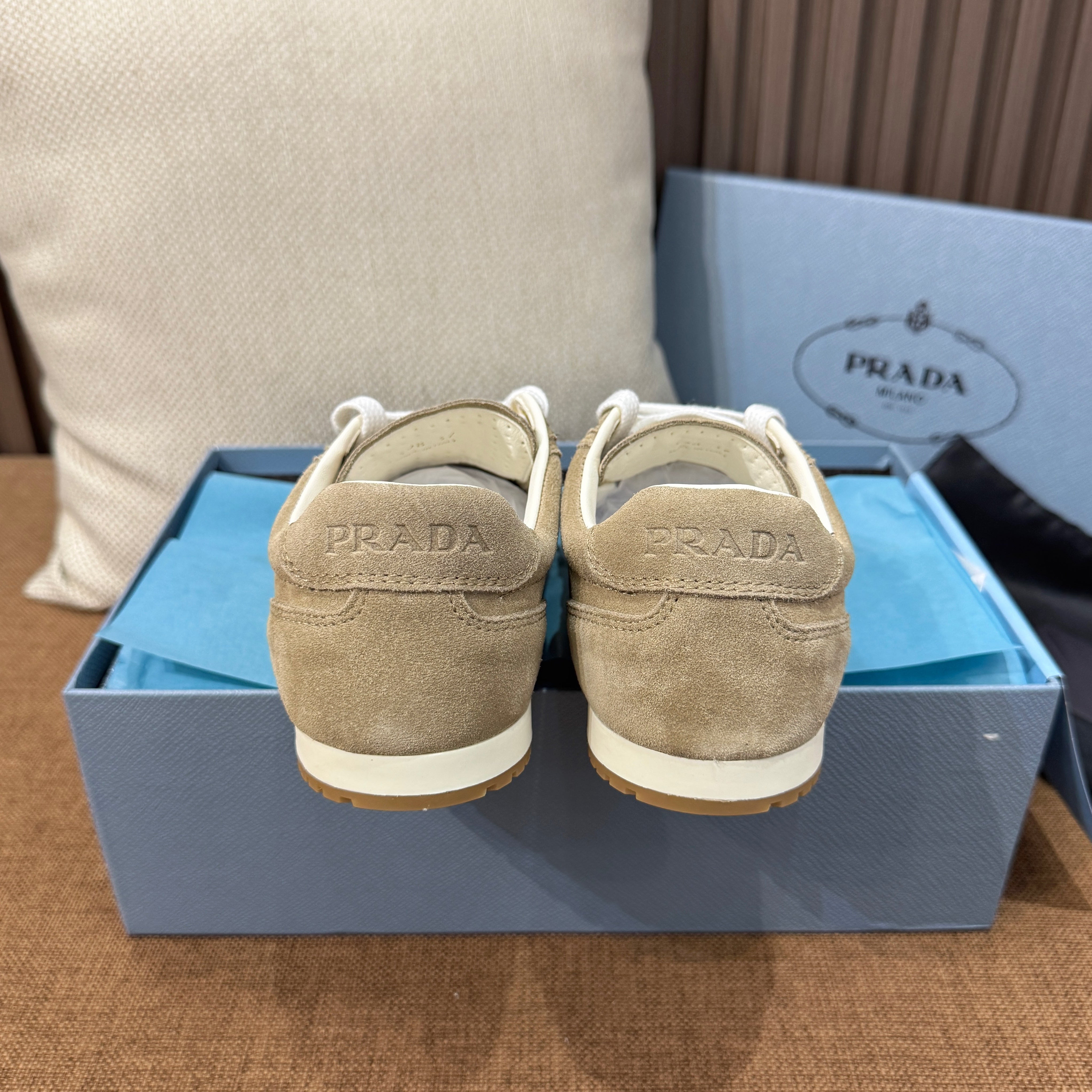 프라다 스웨이드 스니커즈