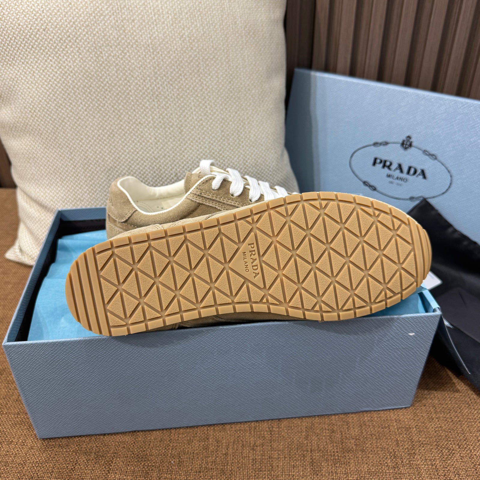 프라다 스웨이드 스니커즈
