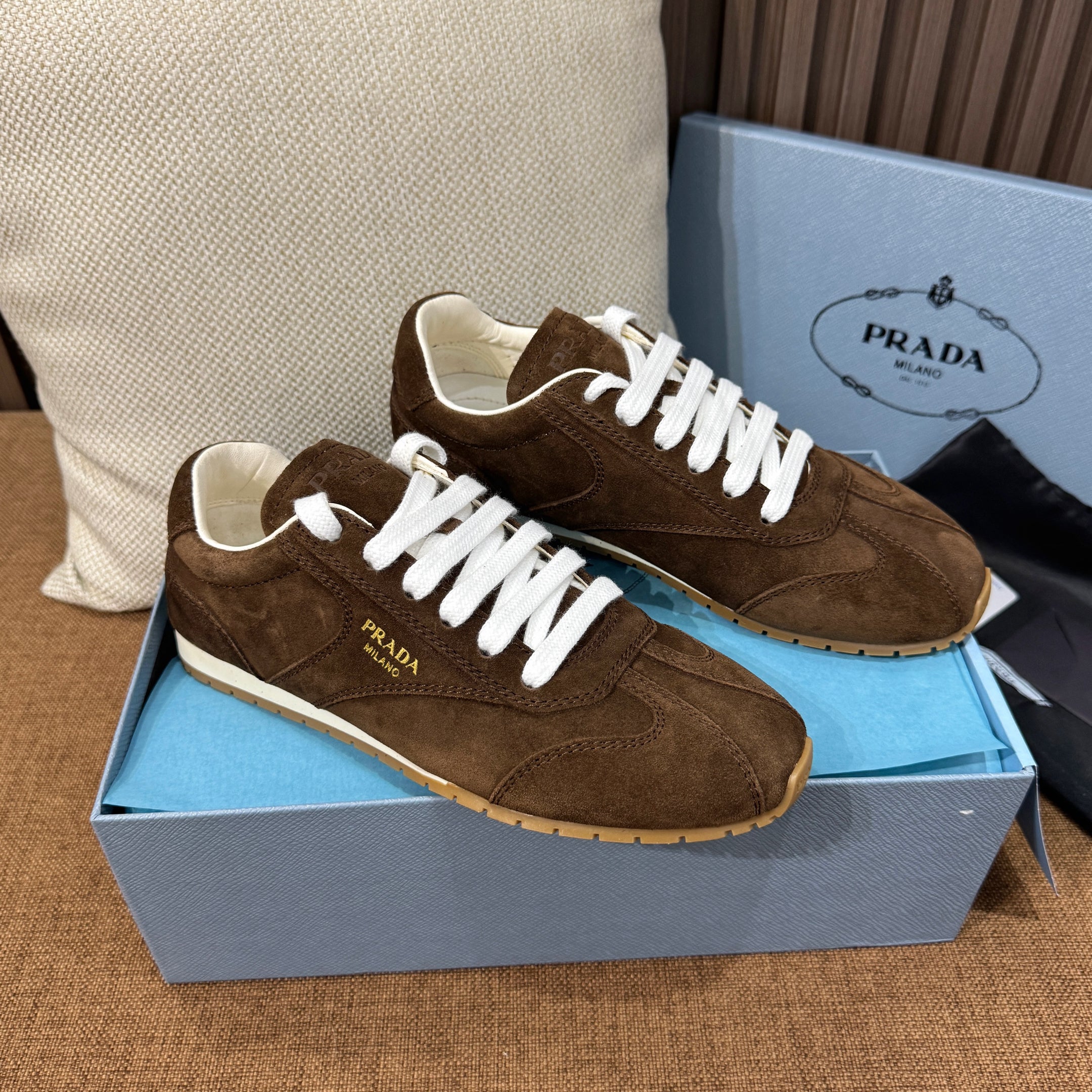 프라다 스웨이드 스니커즈