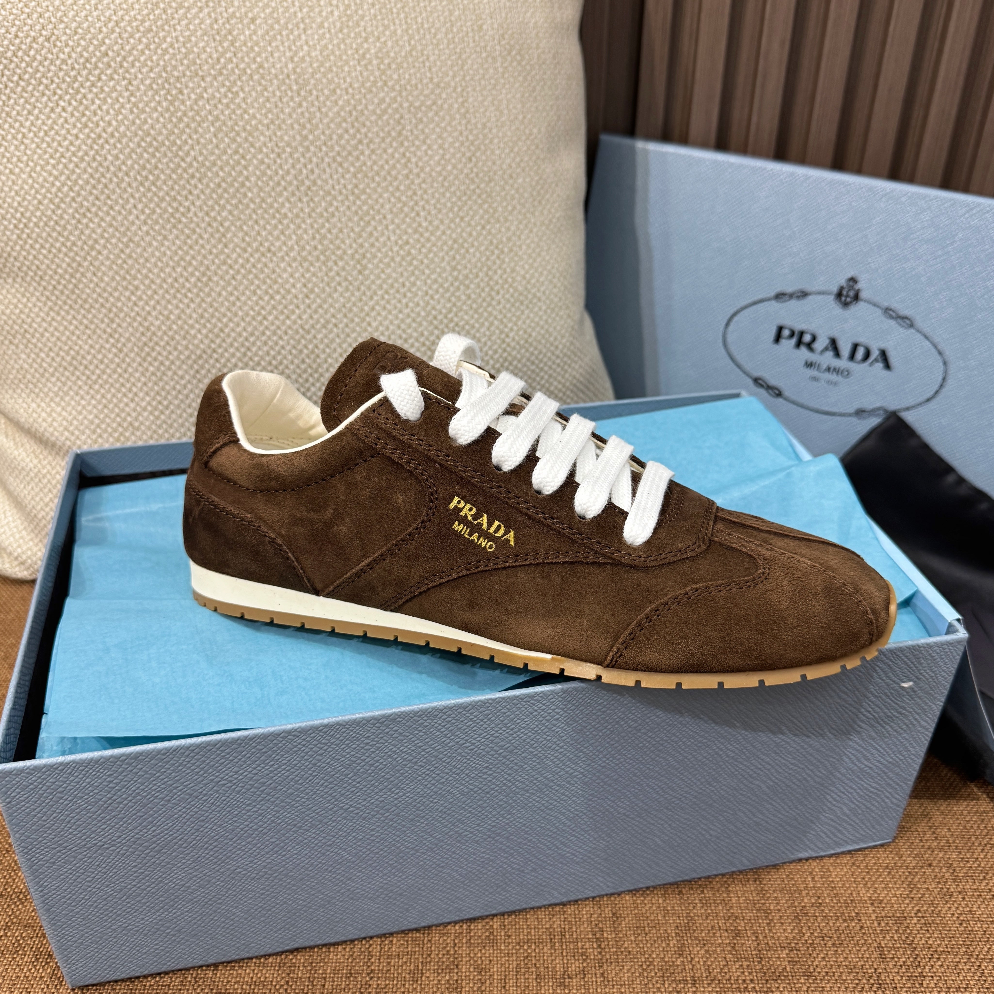 프라다 스웨이드 스니커즈