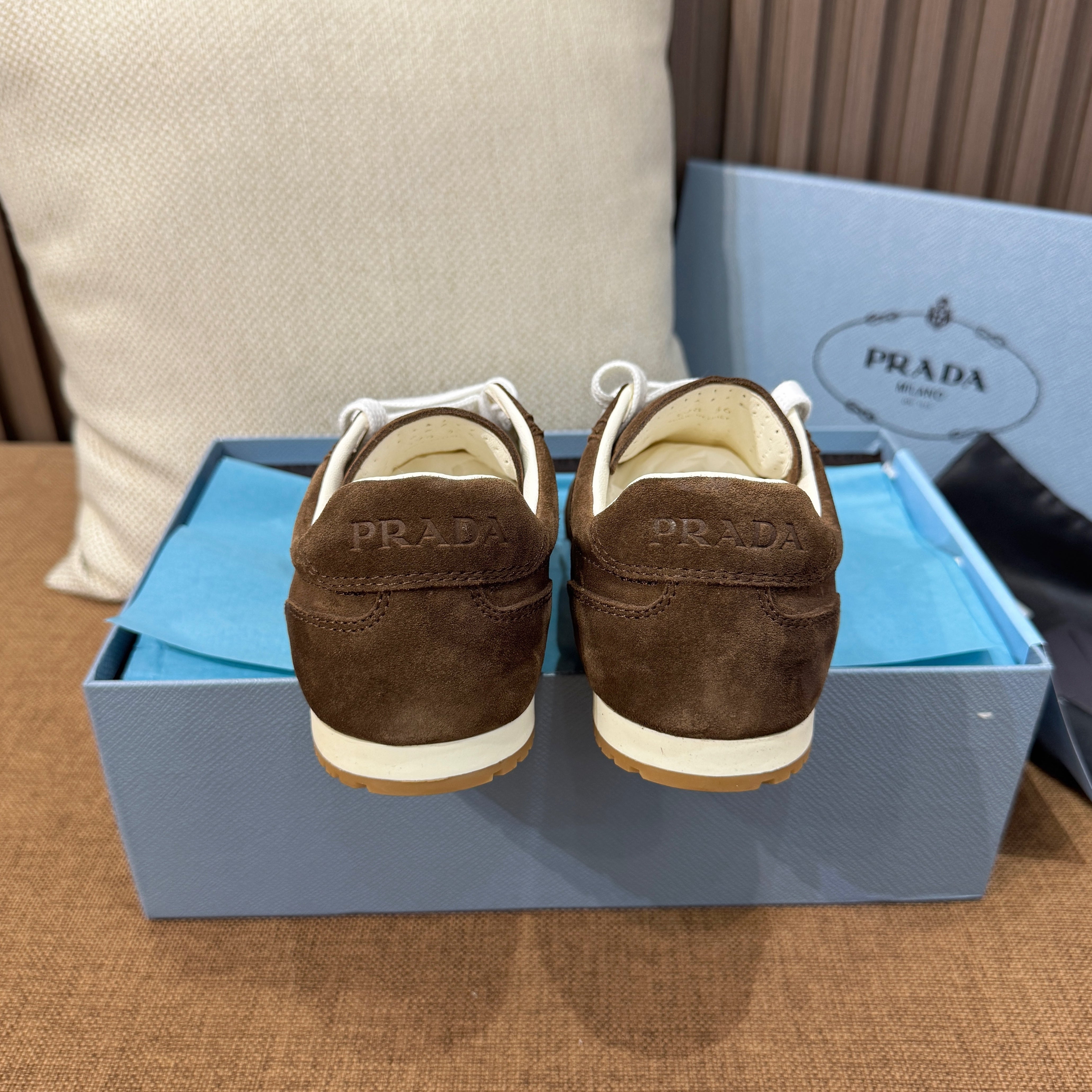 프라다 스웨이드 스니커즈