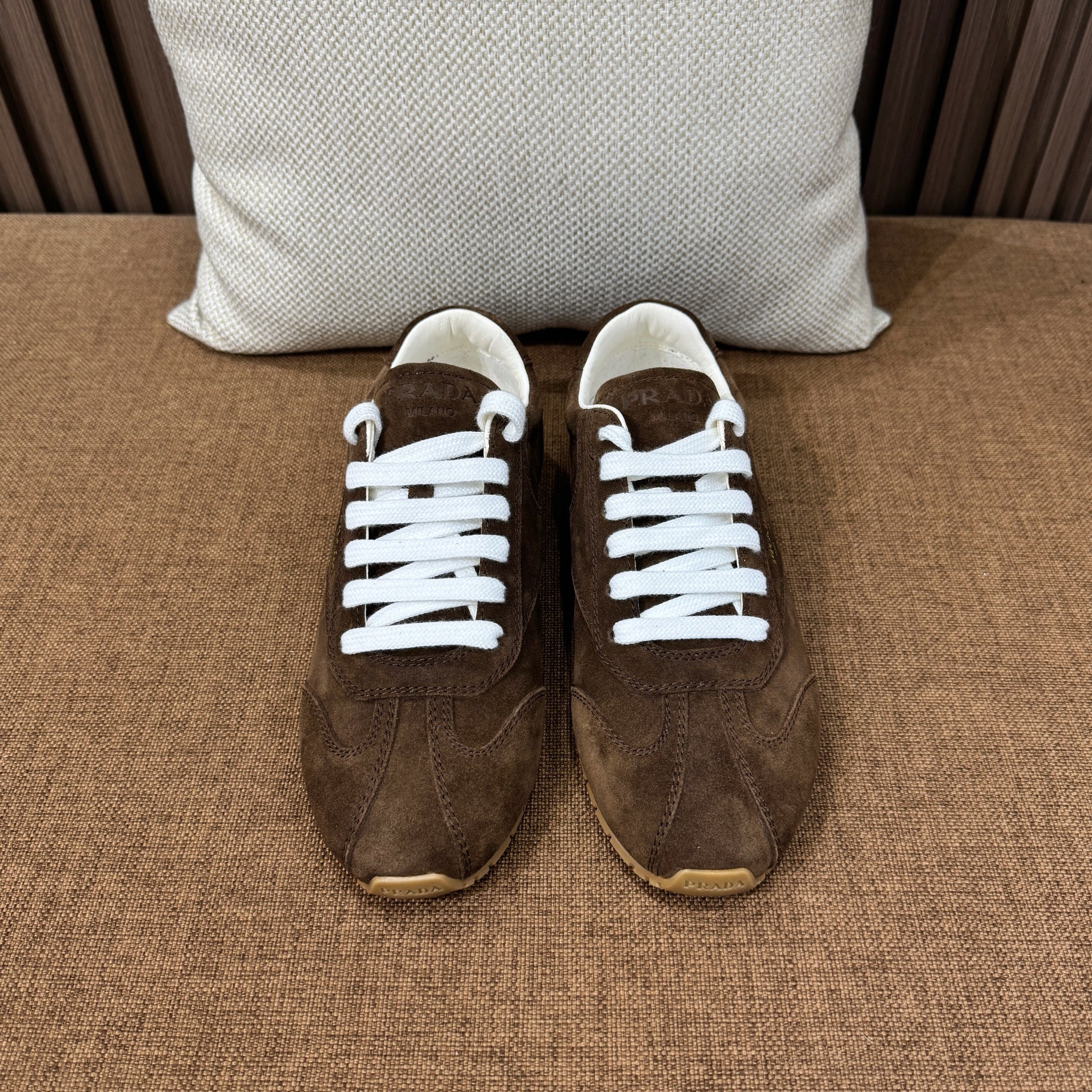 프라다 스웨이드 스니커즈