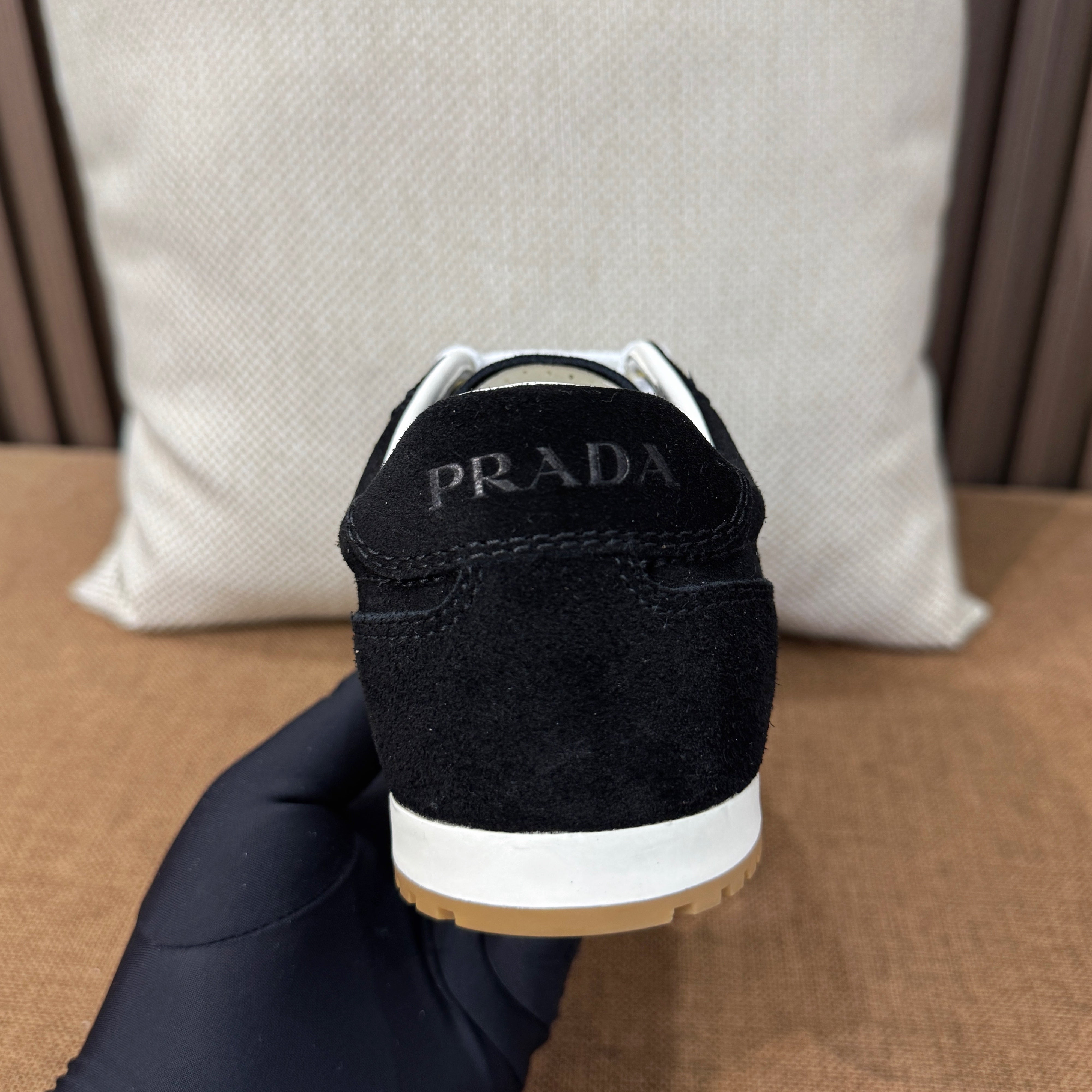프라다 스웨이드 스니커즈