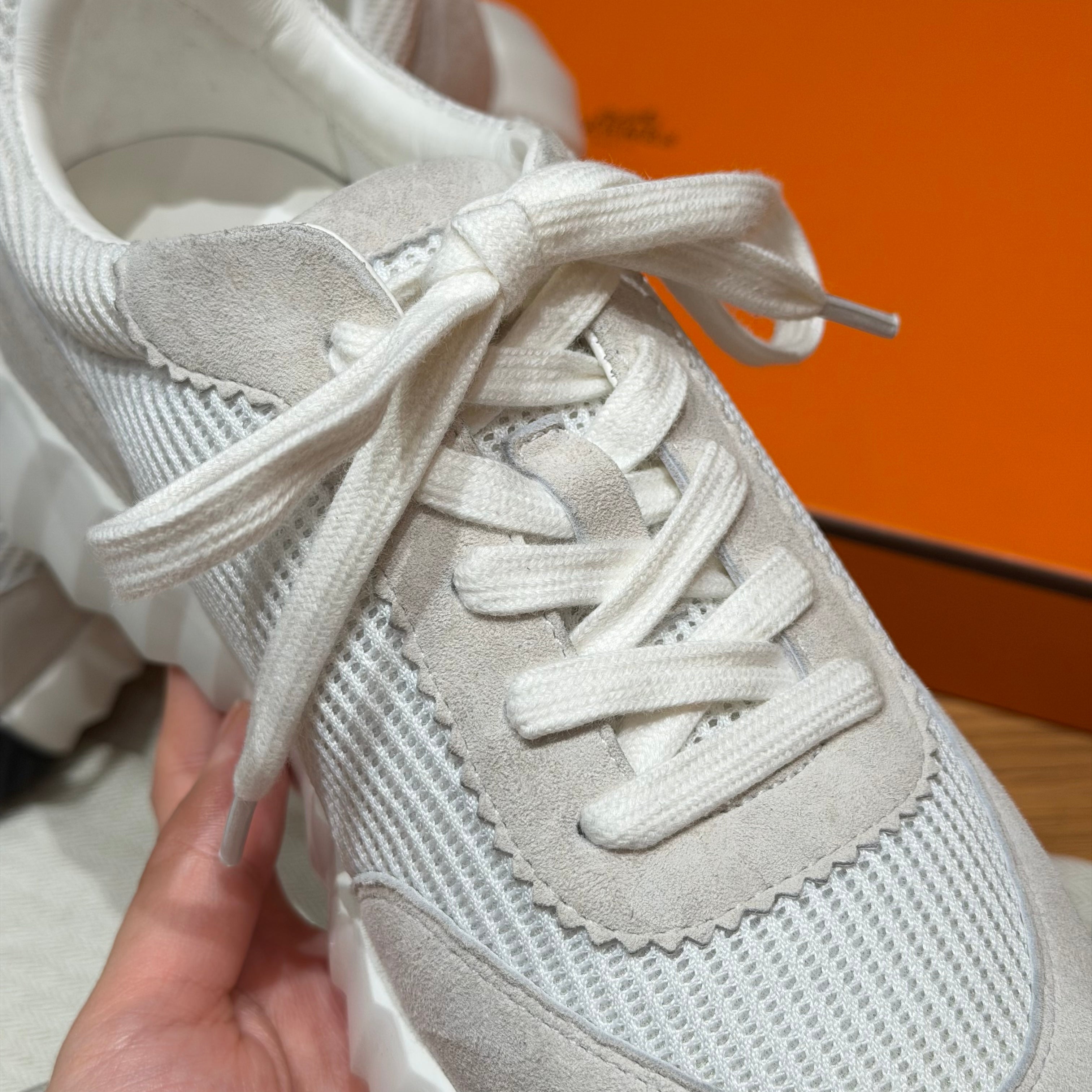 에르메스 텍스쳐드 메시 스웨이드 바운싱 스니커즈