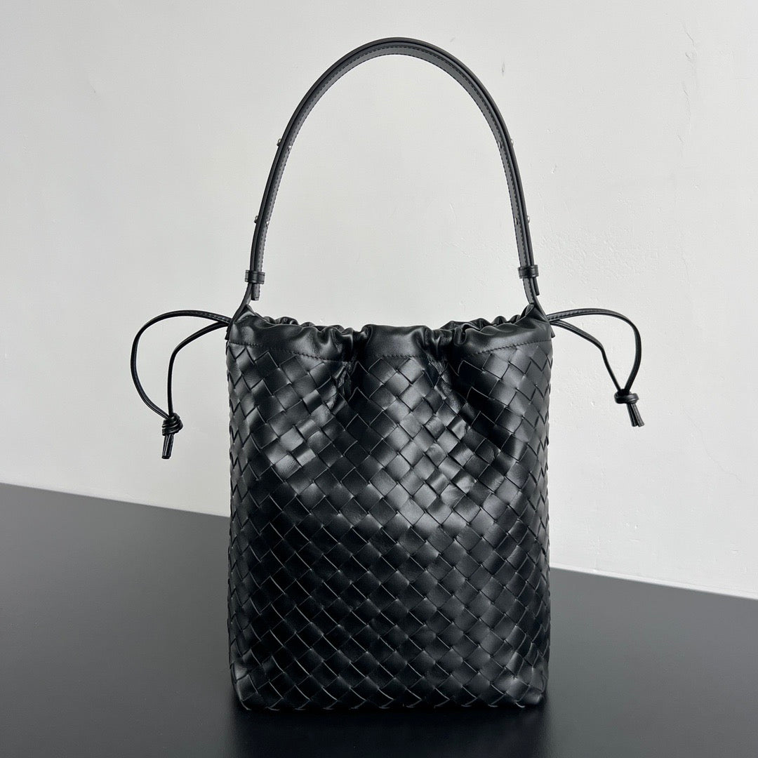 보테가 베네타 위빙 가죽 드로우스트링 숄더 백