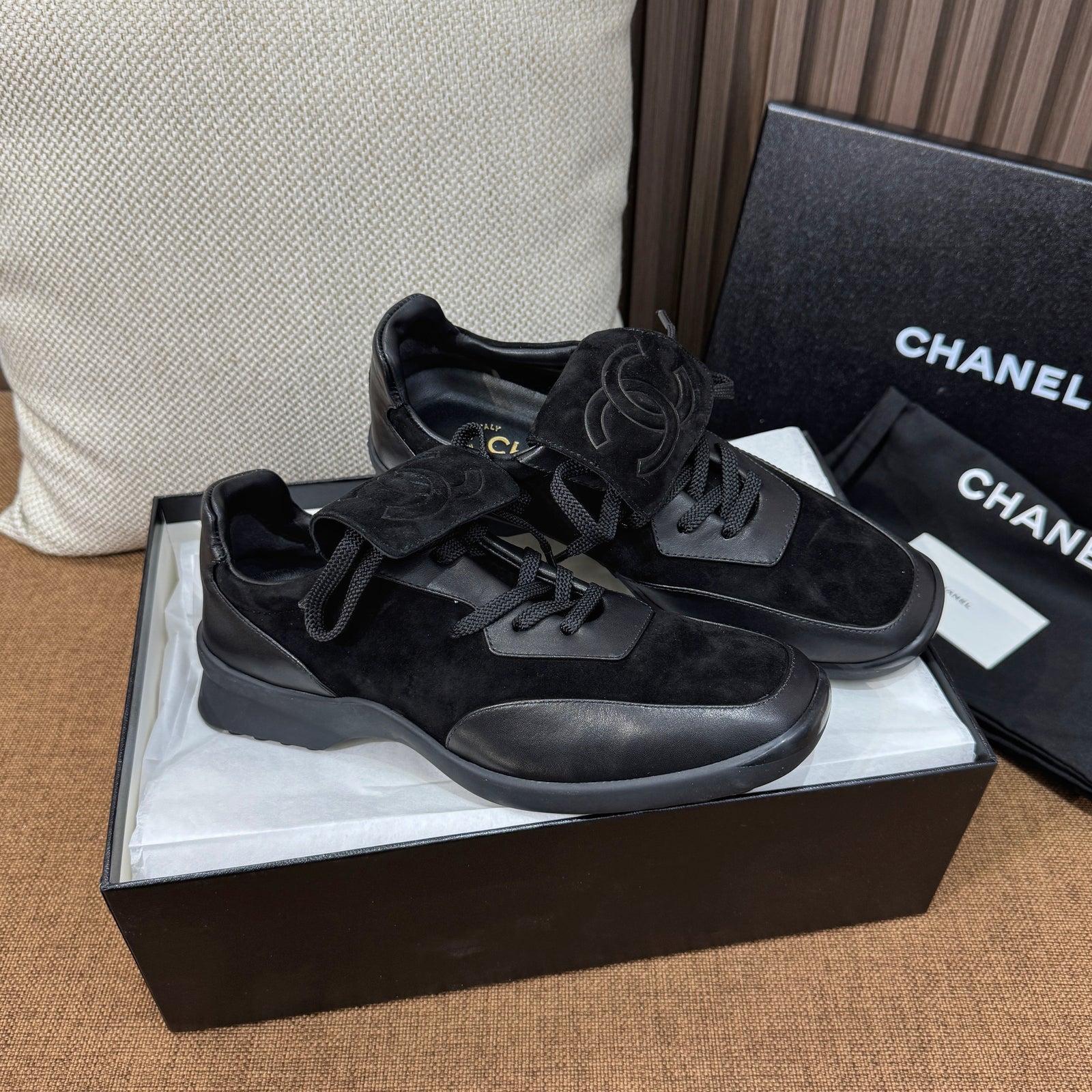 C CC로고 스웨이드 로고 스니커즈