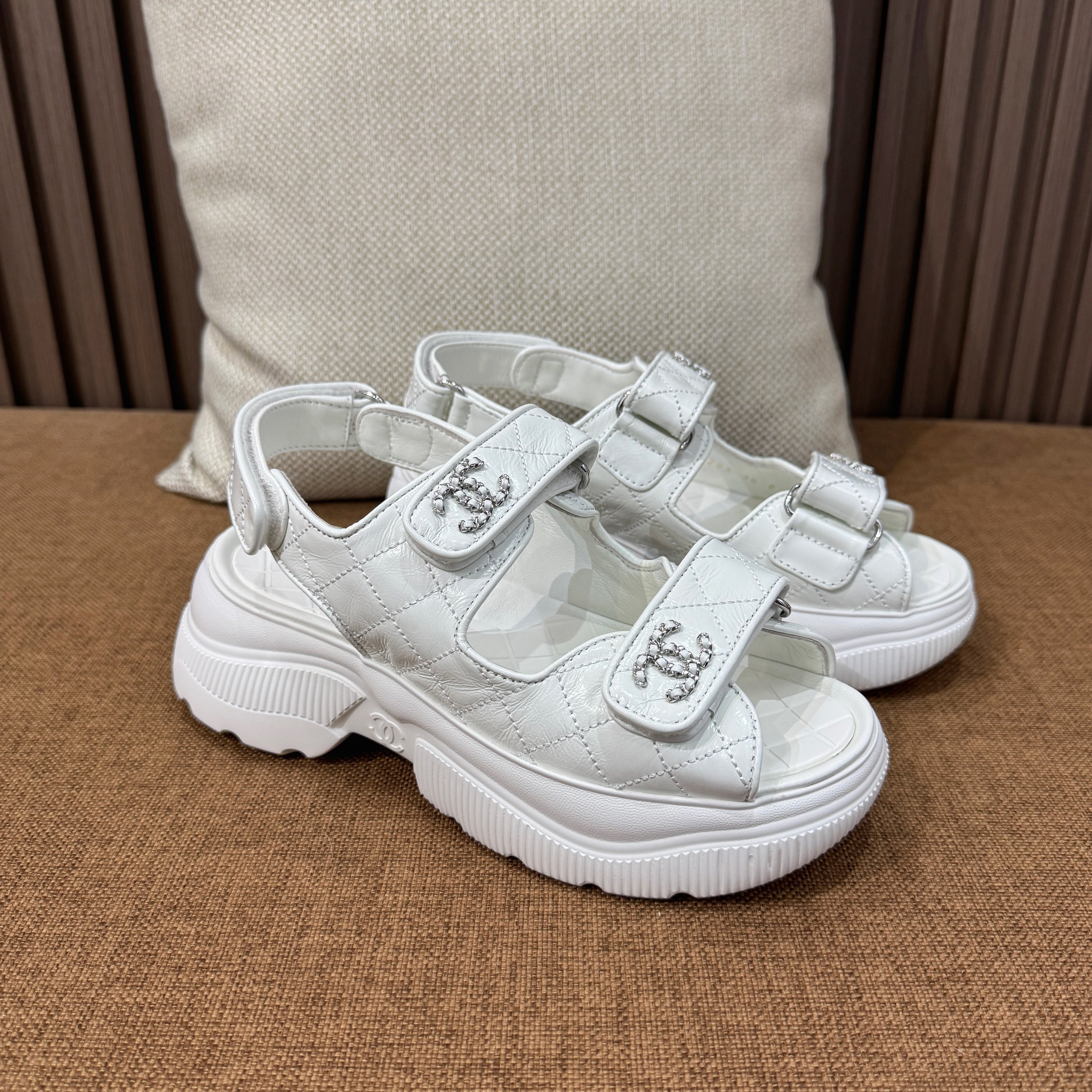 C 25B 벨크로 가죽 샌들