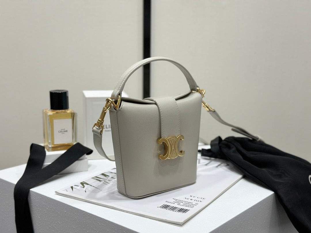CEL 트리옹프 버킷백 레더 미니