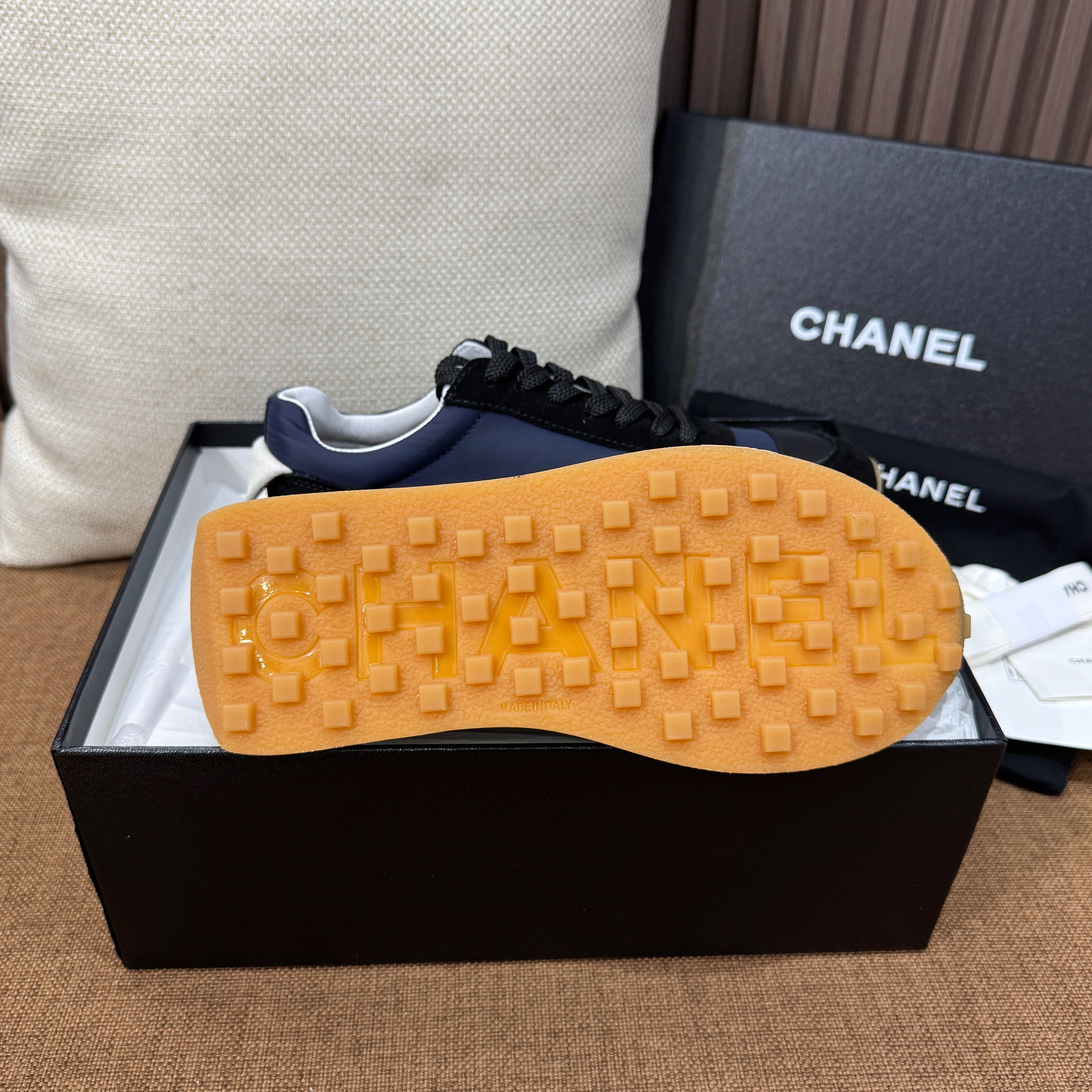 C 26SS 패브릭 스웨이드 카프스킨 스니커즈