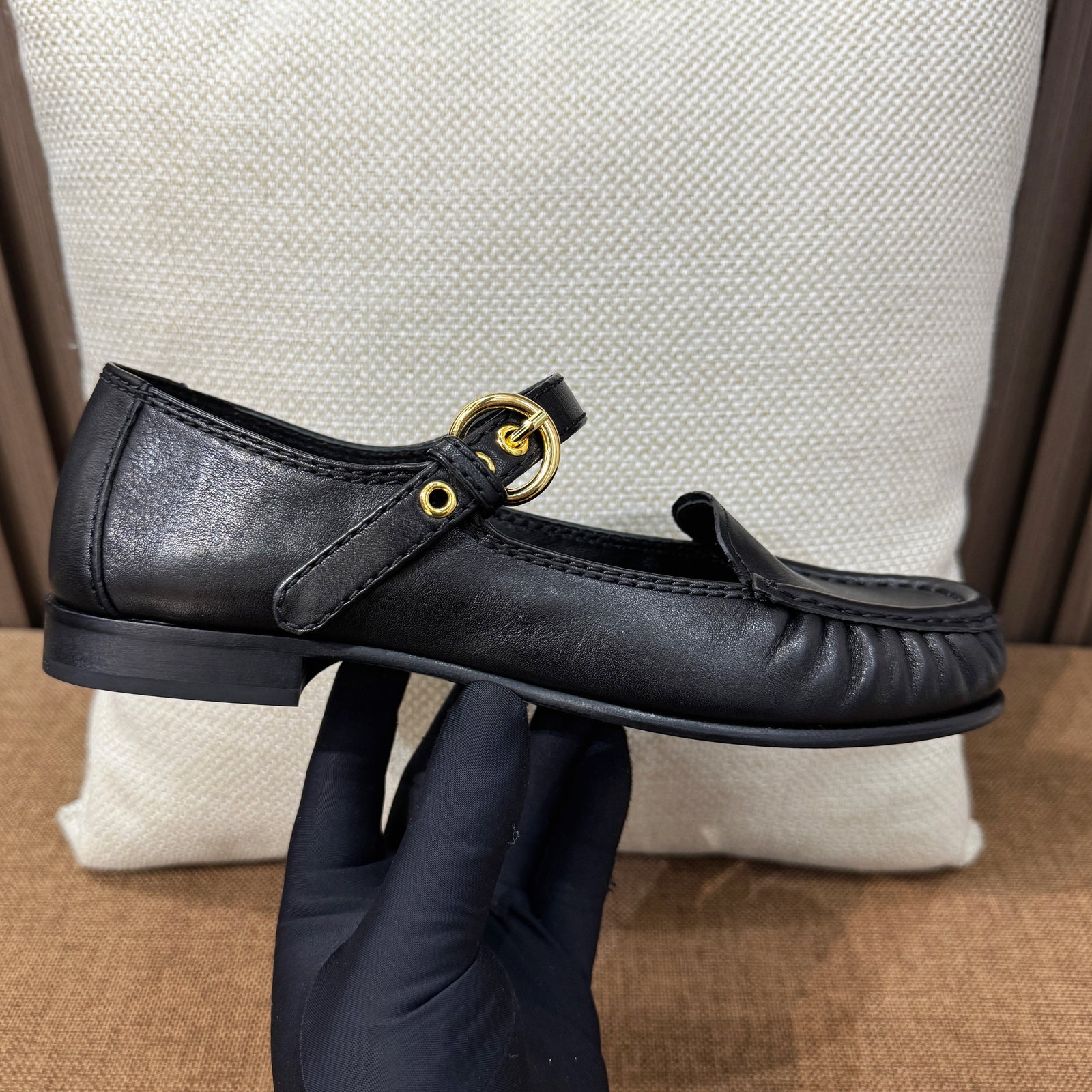 미우미우 스트랩 가죽 로퍼