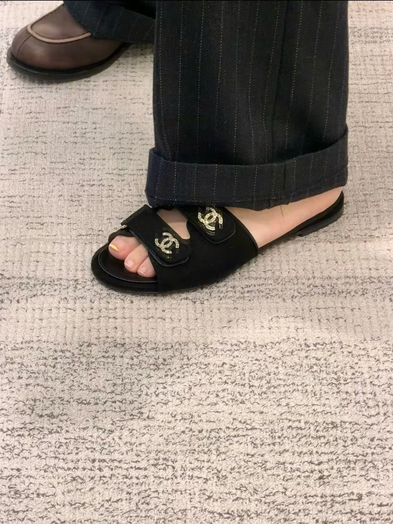 C 스웨이드 키드스킨 뮬 슬리퍼
