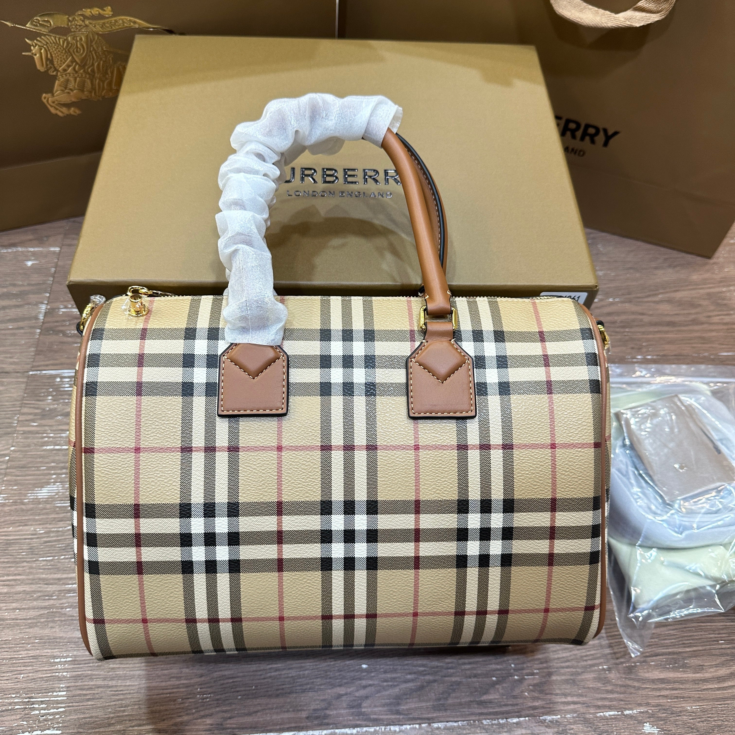 버버리 미디엄 체크 볼링백