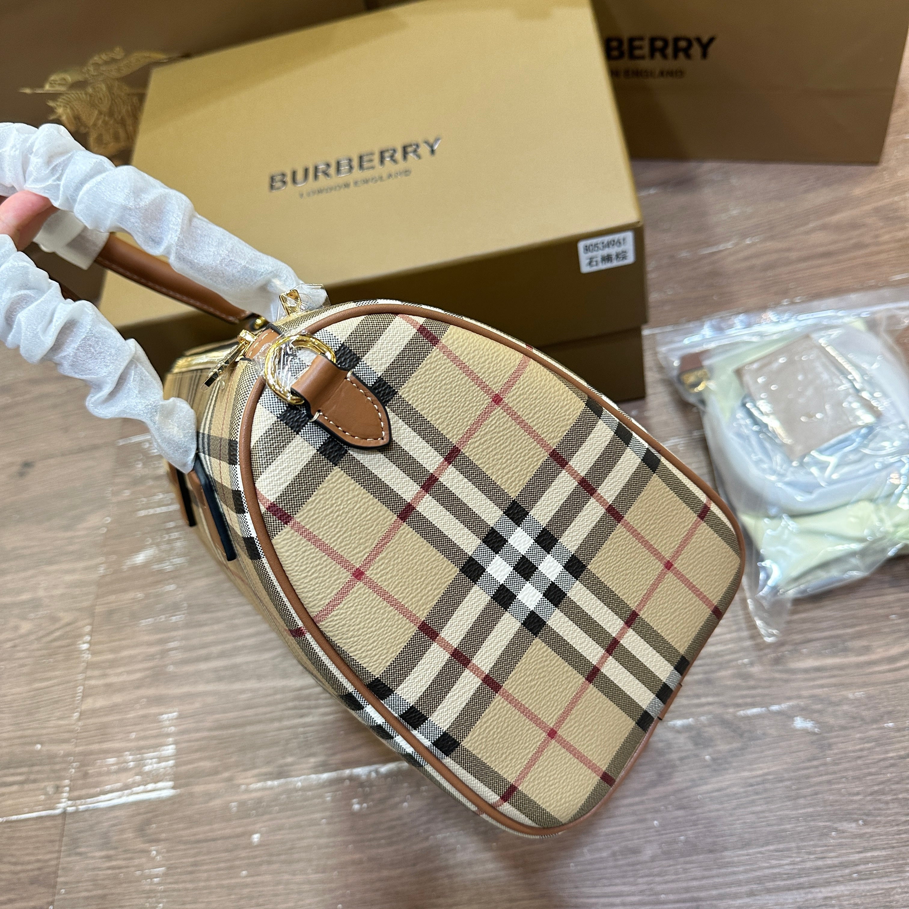 버버리 미디엄 체크 볼링백