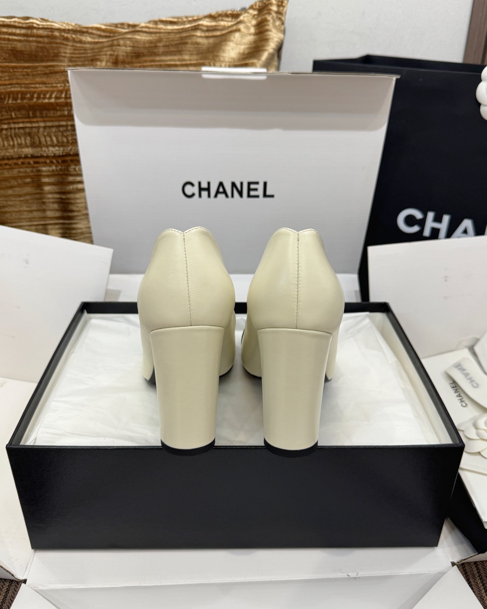 C 로고 페이던트 펌프스