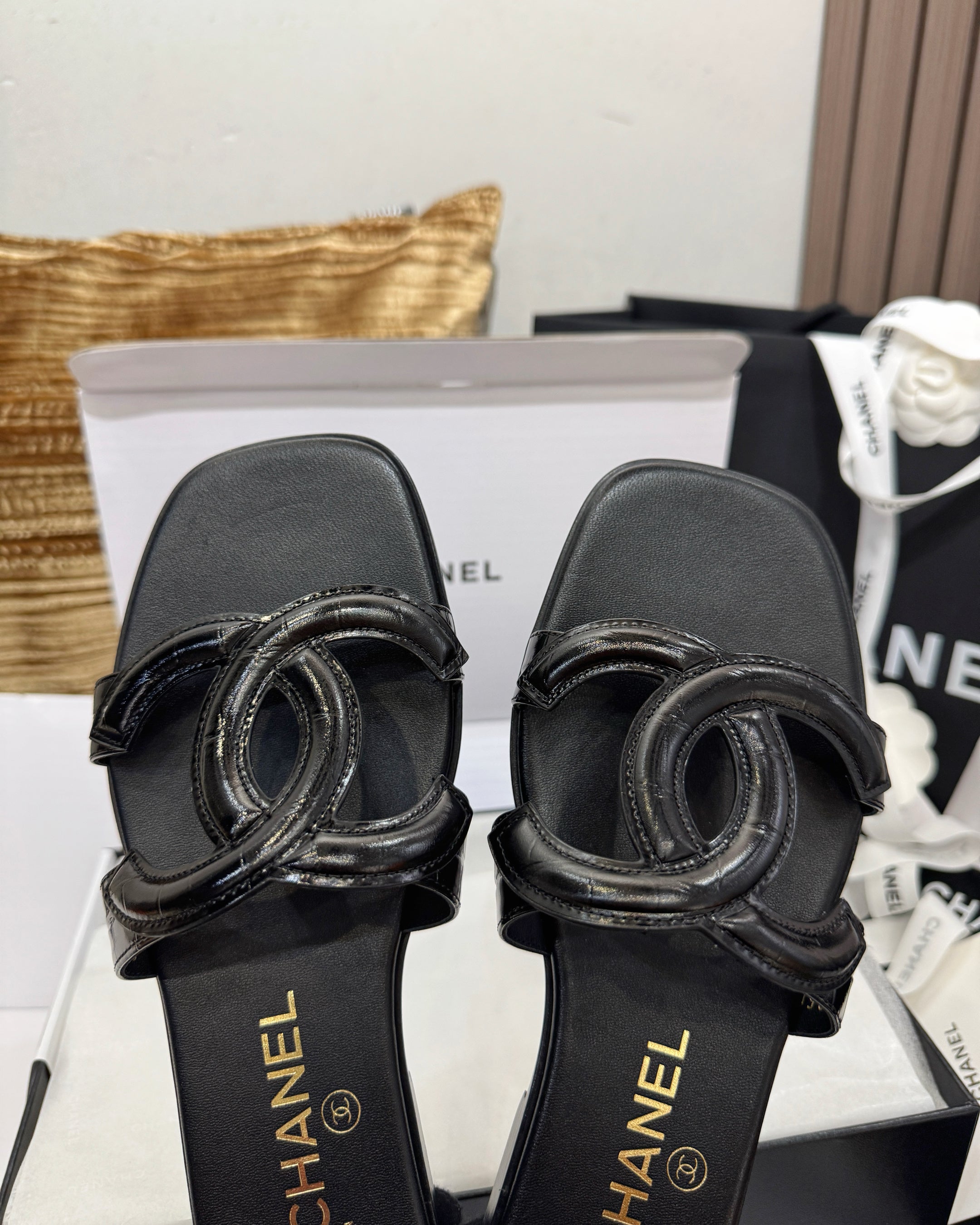 C CC로고 슬라이드 샌들