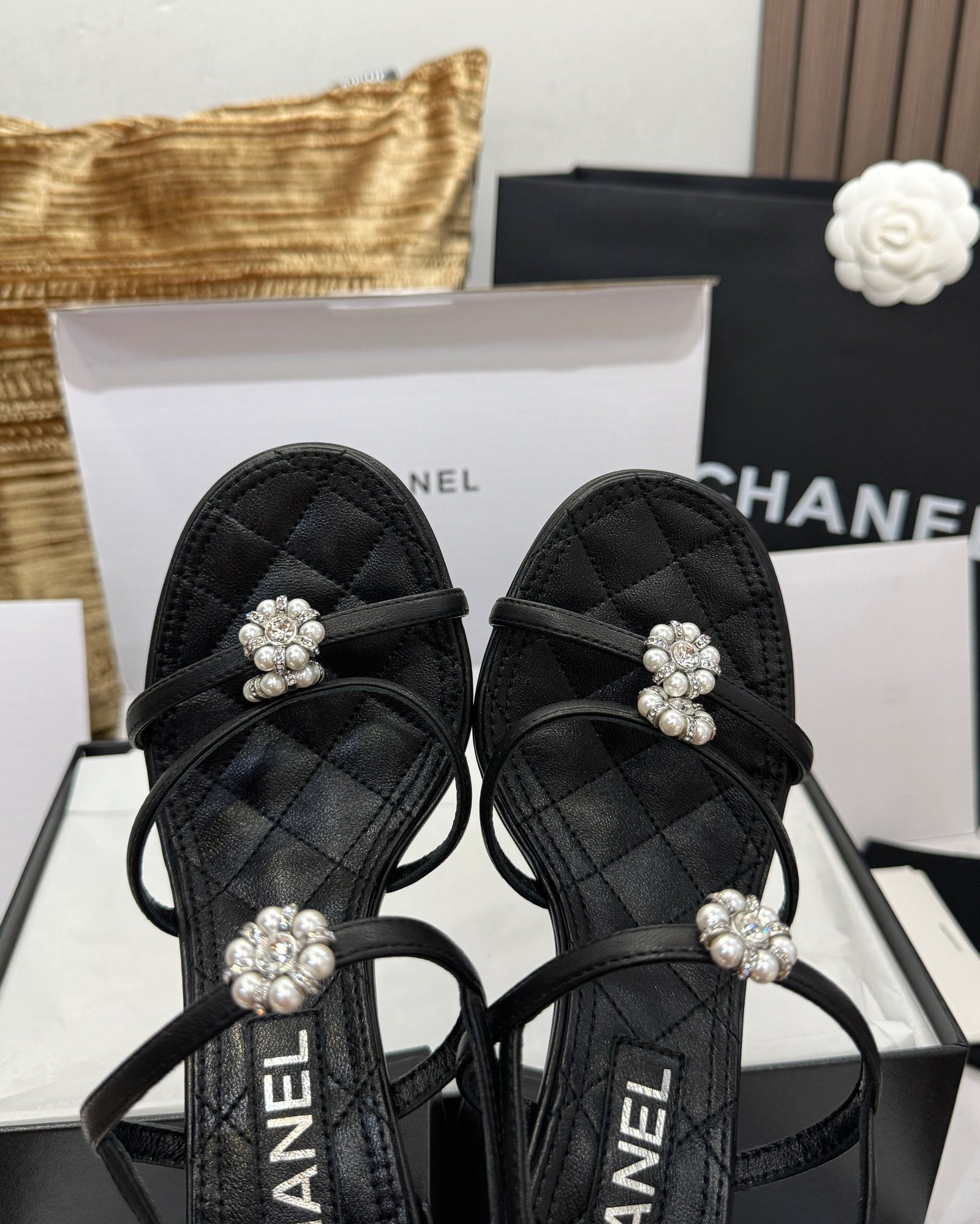 C 라미네이트 램스킨 샌들