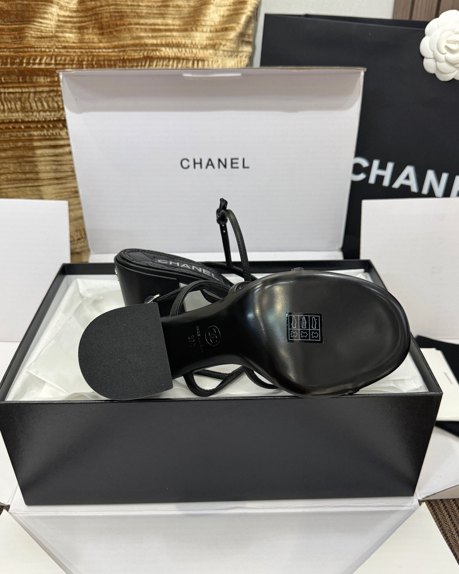 C 라미네이트 램스킨 샌들