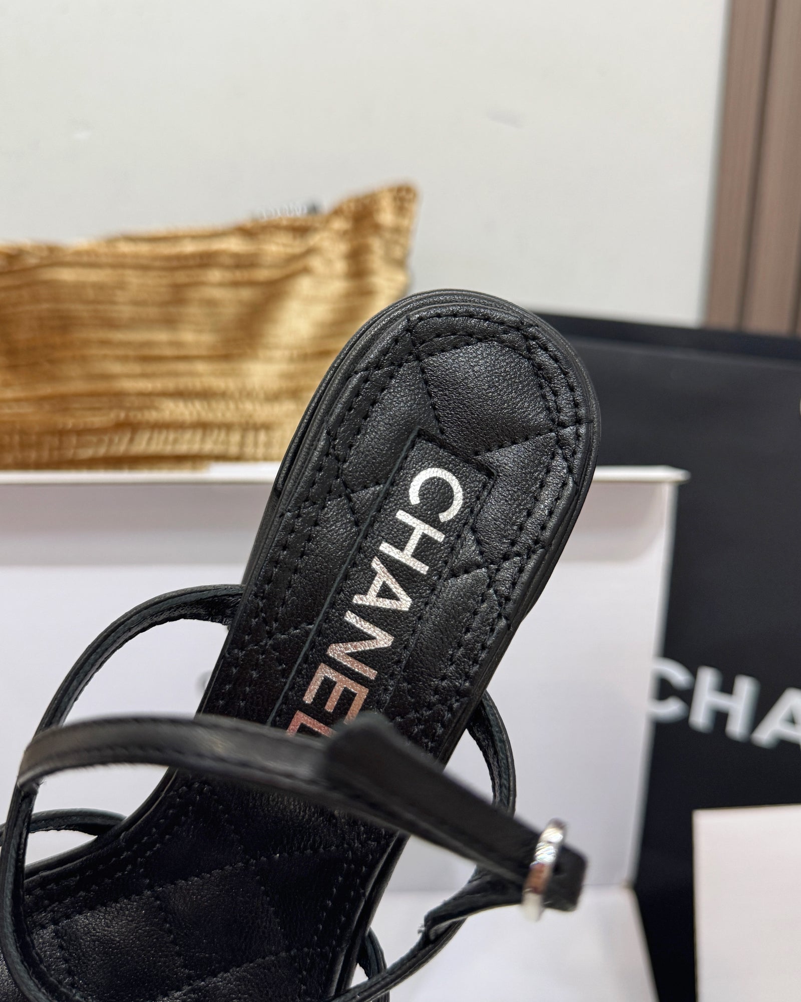 C 라미네이트 램스킨 샌들