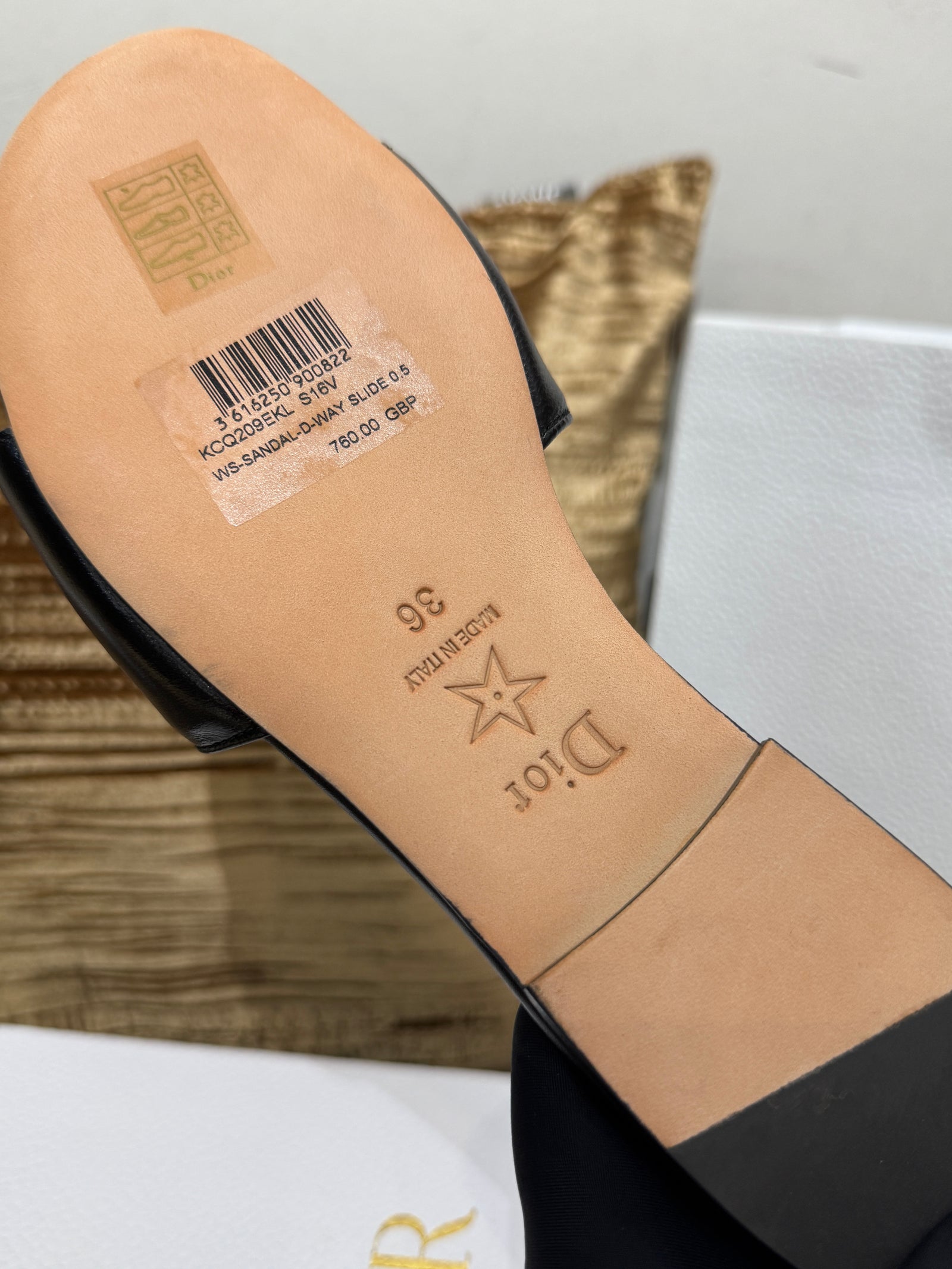 디올 메달리옹 버클 슬라이드