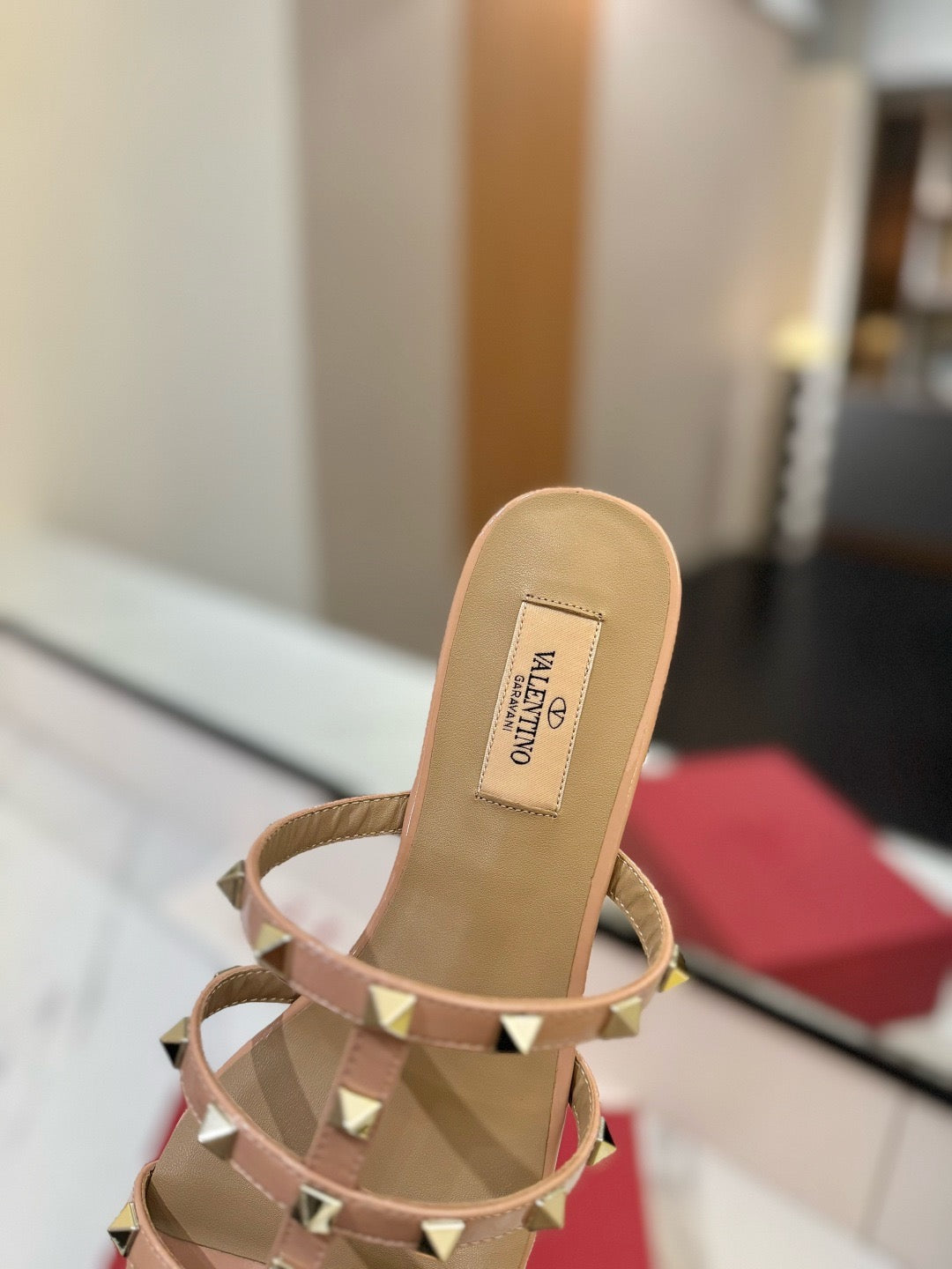 발렌티노 락스터드 플랫 슬라이드 샌들