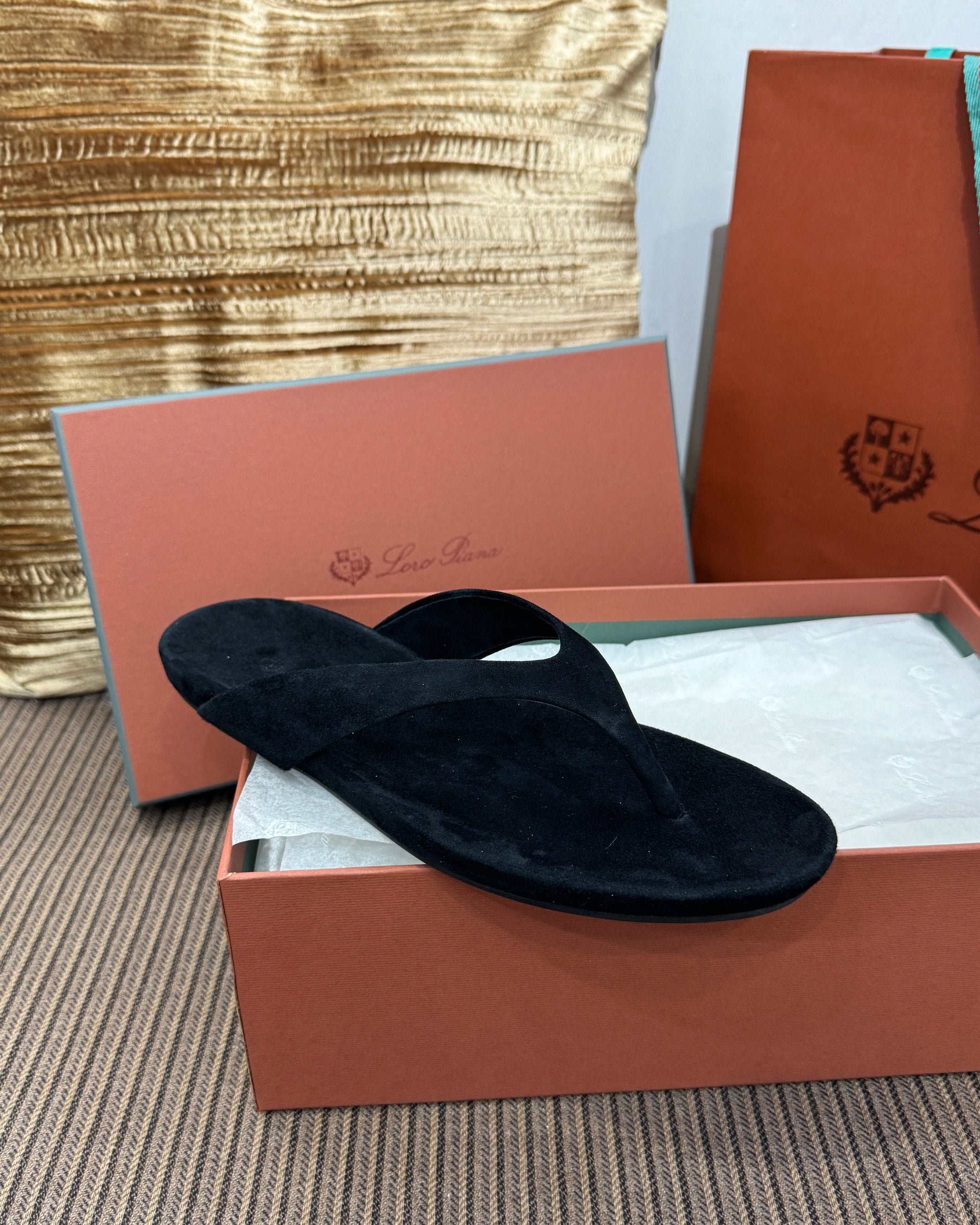 로로피아나 스웨이드 아이다 샌들