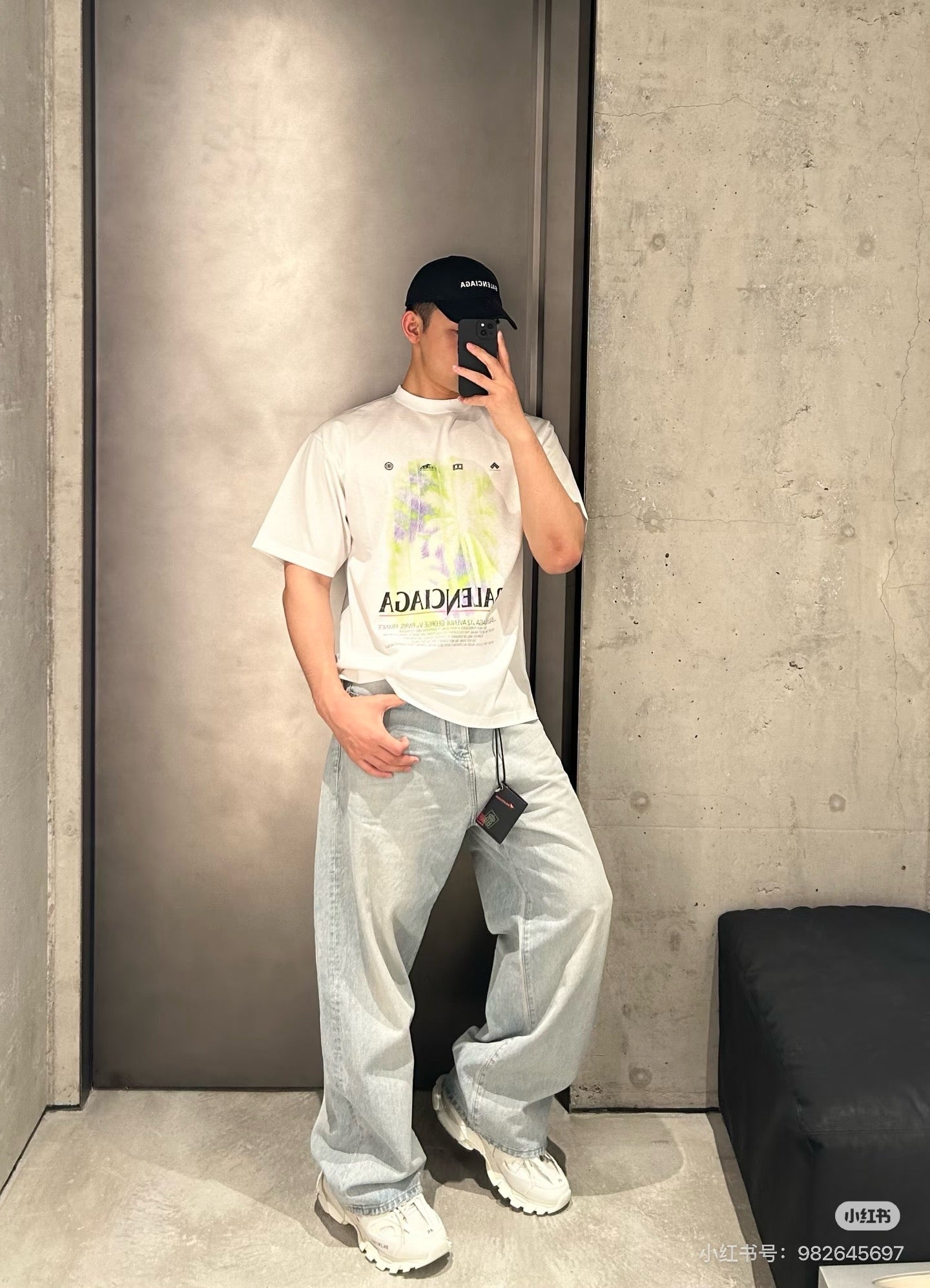 발렌시아가 더 윈도우 미디엄 핏 티셔츠