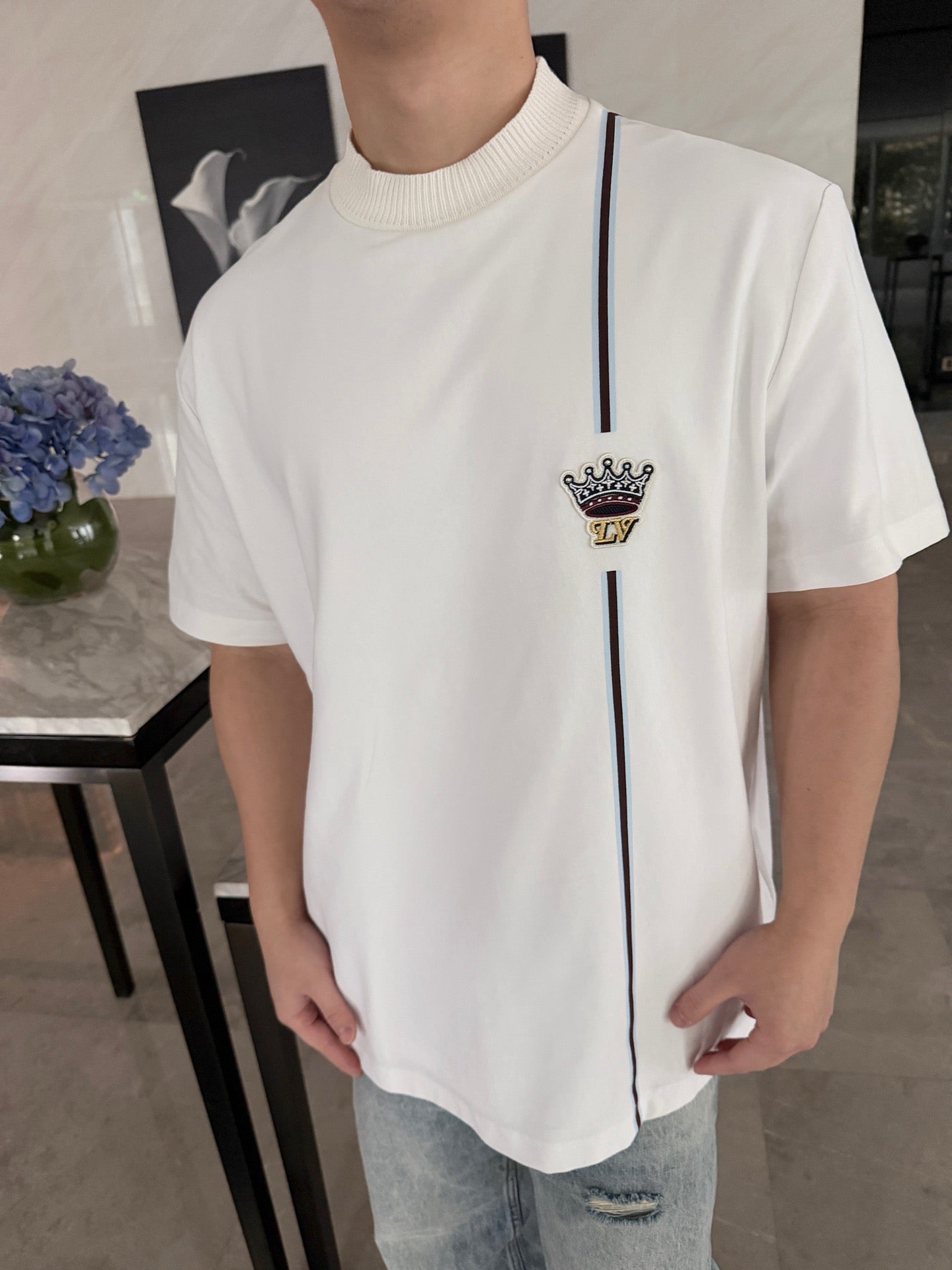 루이비통의 크라운 자수 패치 티셔츠