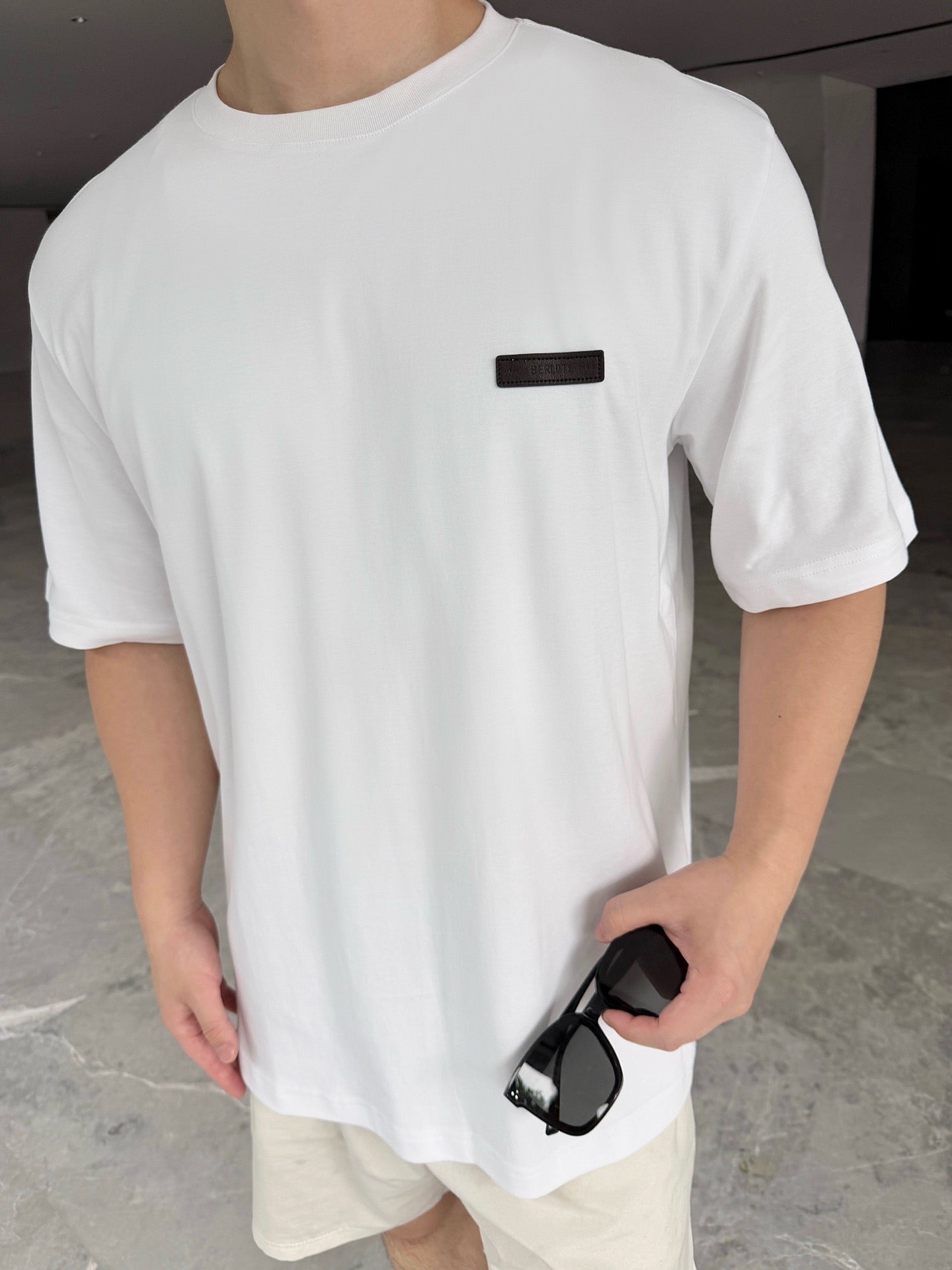 벨루티 가죽 라벨 반팔티