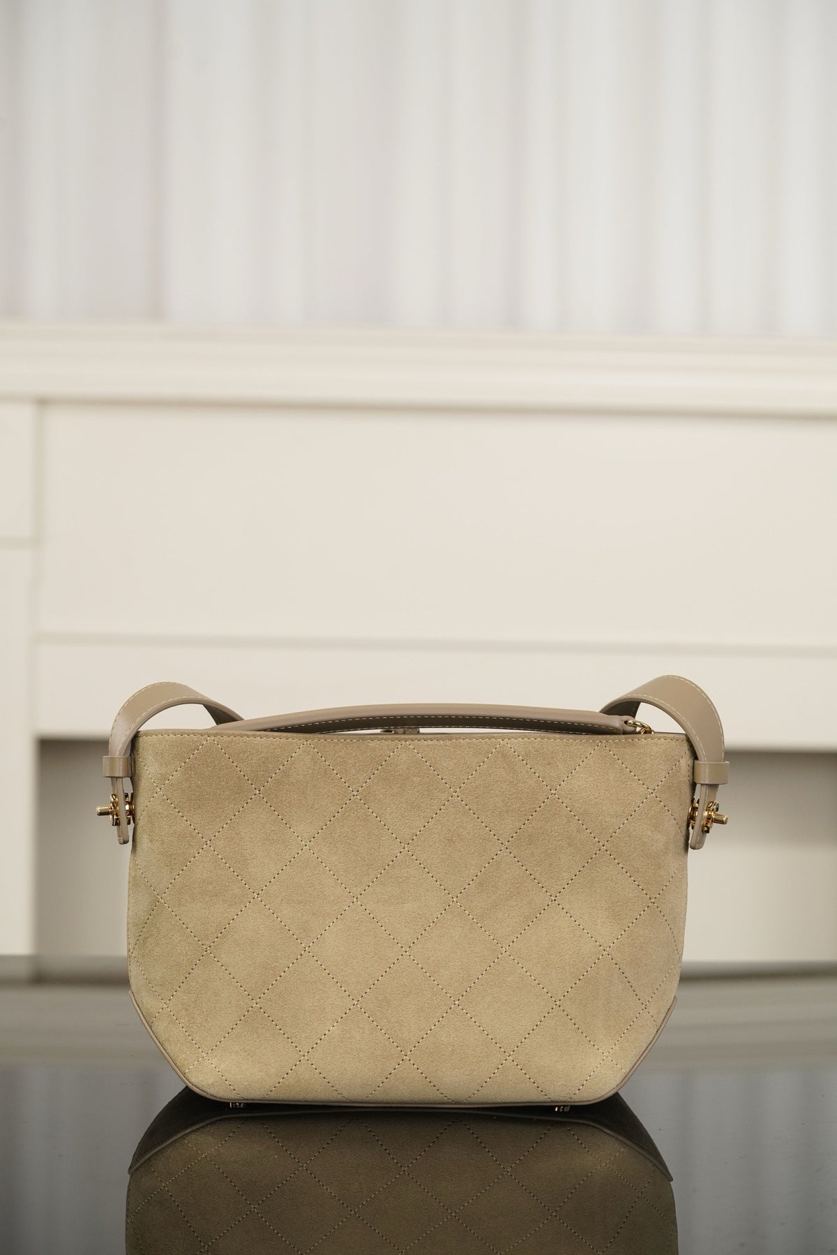 C 카프스킨 골드 메탈 버킷백 AS6268