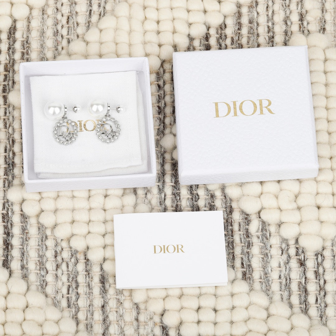 디올 퍼루어 귀걸이