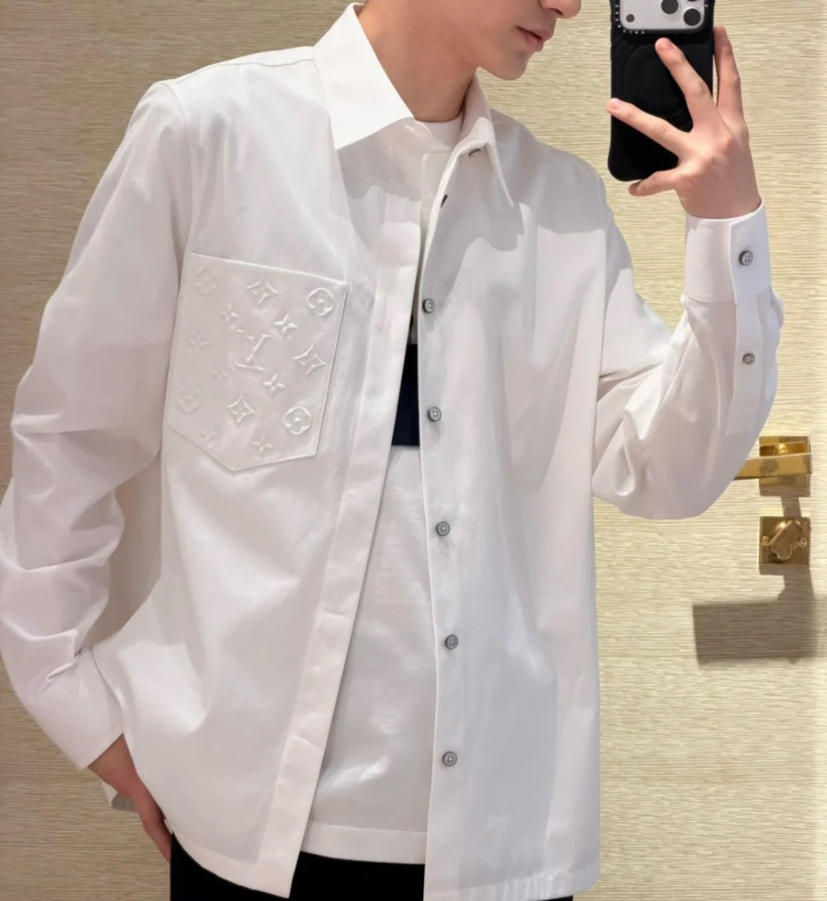 루이비통 엠보스드 포켓 롱 슬리브드 셔츠