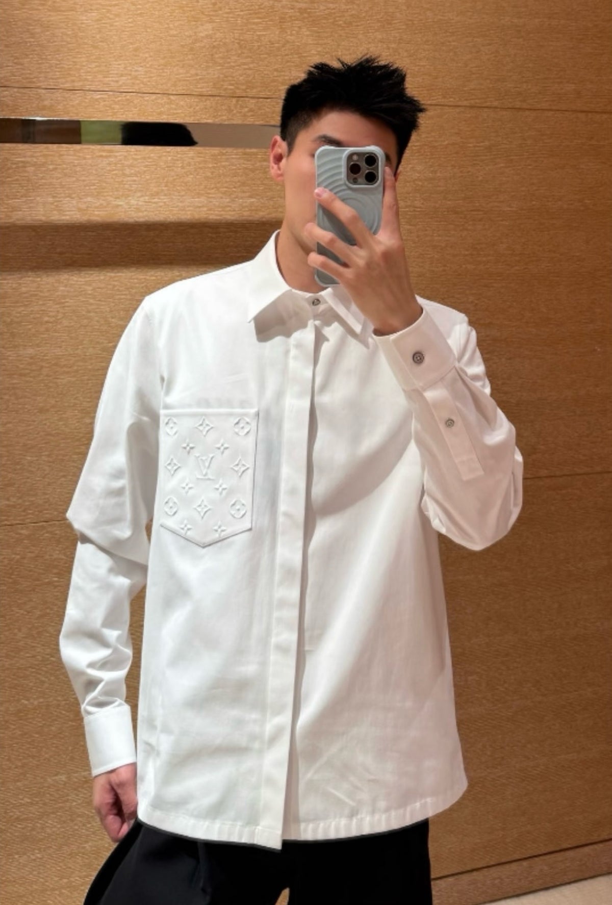 루이비통 엠보스드 포켓 롱 슬리브드 셔츠