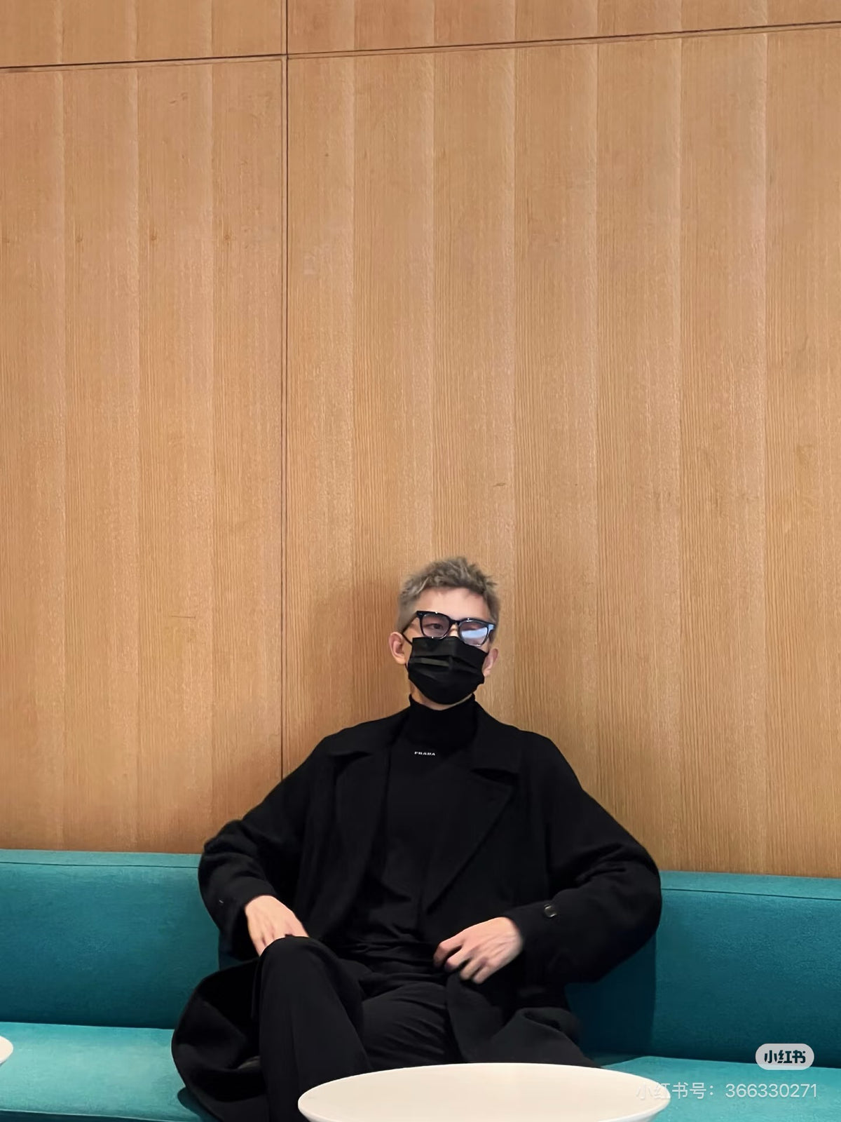 프라다 자수 터틀넥 스웨터