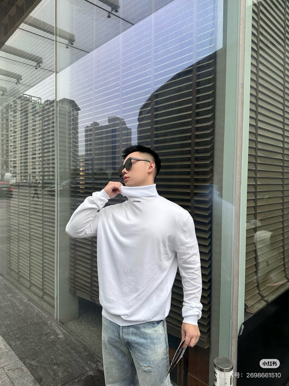 프라다 자수 터틀넥 스웨터